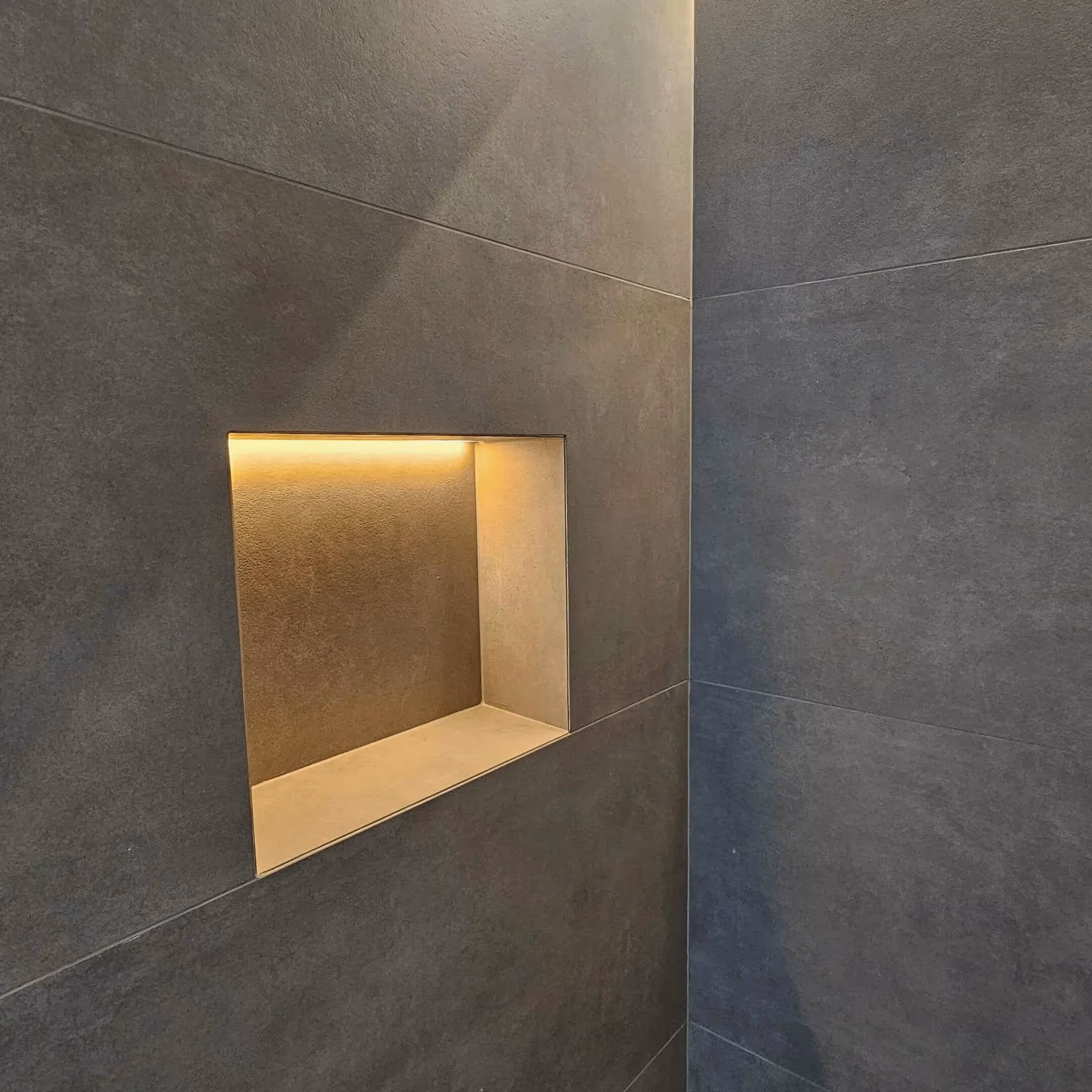 Wandnische mit indirekter Beleuchtung und Feinsteinzeug-Fliesen