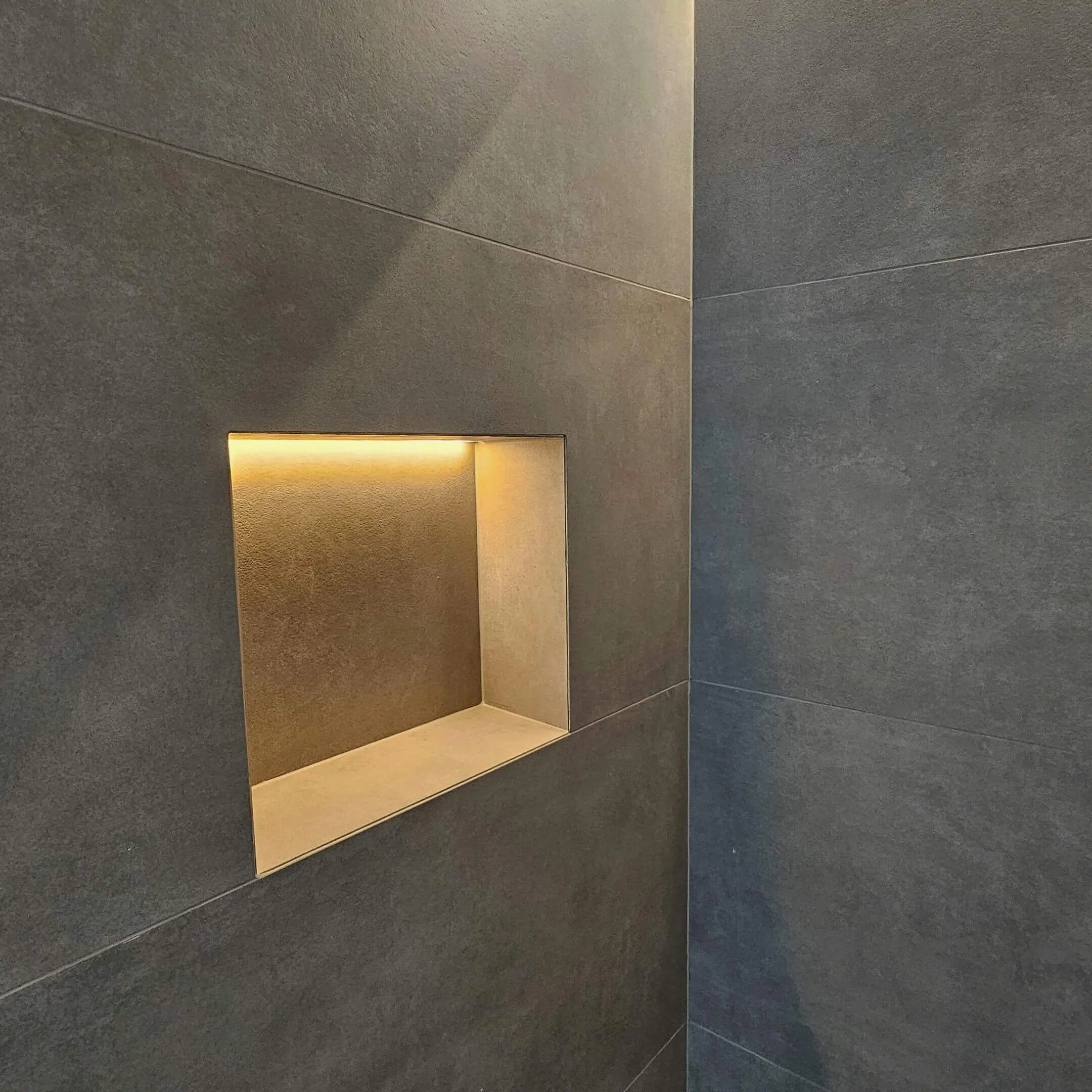 Wandnische mit indirekter Beleuchtung und Feinsteinzeug-Fliesen