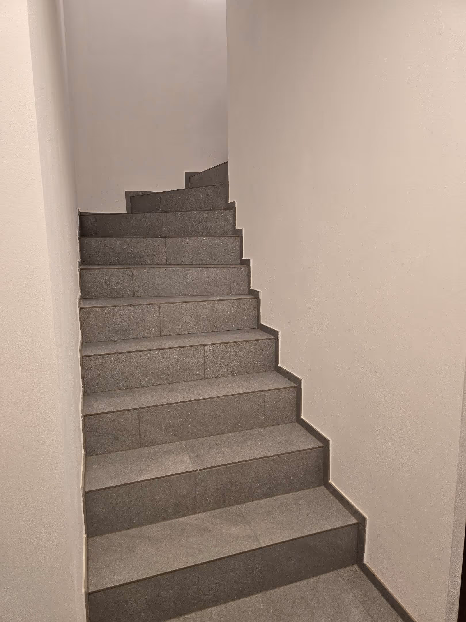 Treppenaufgang mit robusten Fliesenstufen in Betonoptik