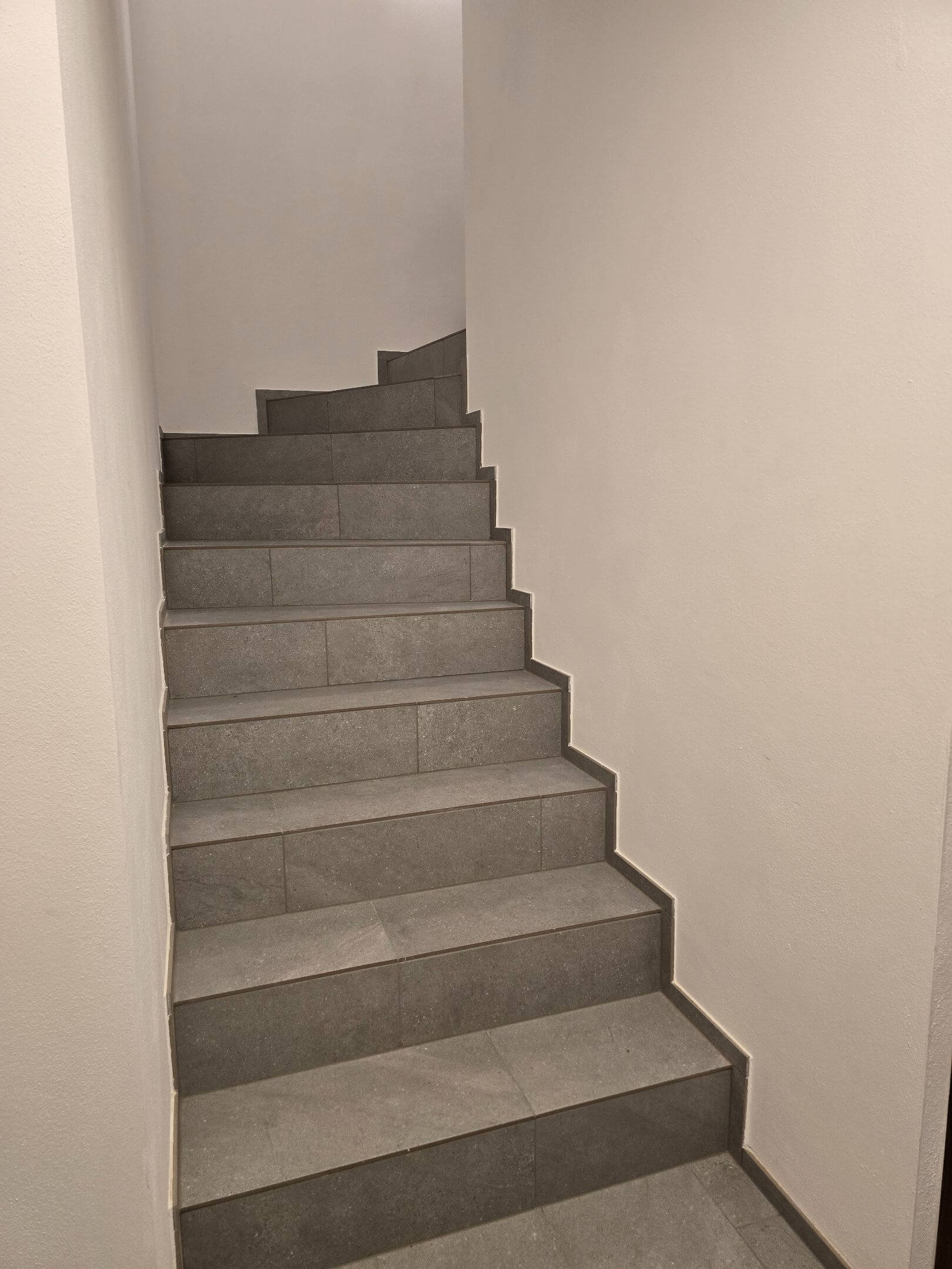 Treppenaufgang mit robusten Fliesenstufen in Betonoptik