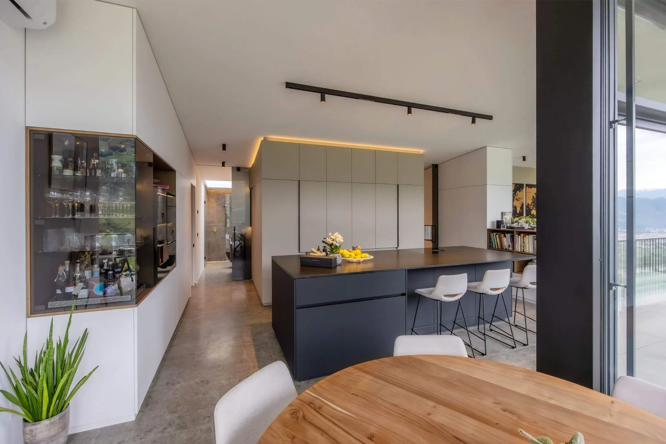 Offene Küche mit robusten Fliesen in moderner Optik