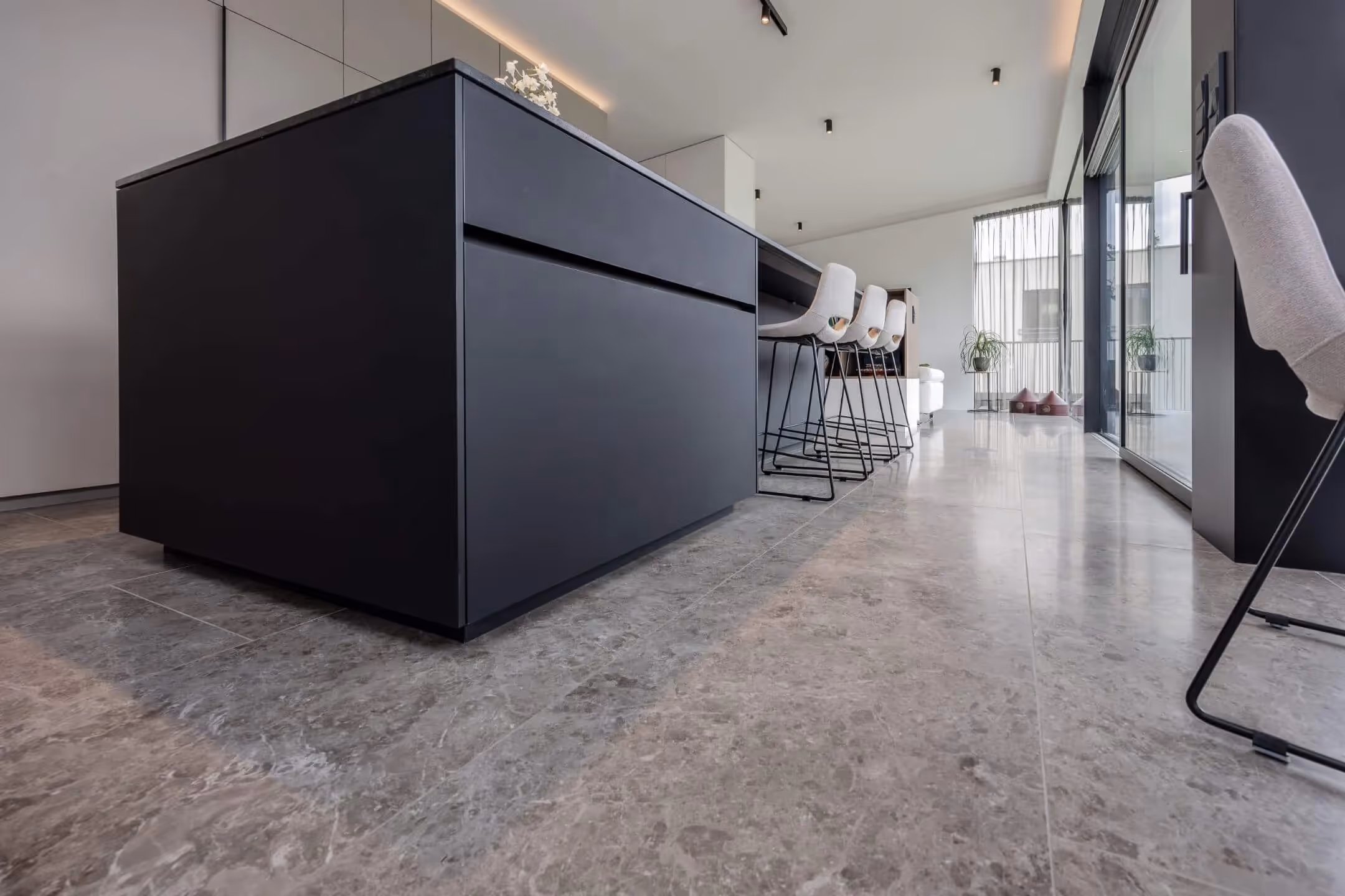 Küche mit durchgehenden Bodenfliesen in grauer Betonoptik