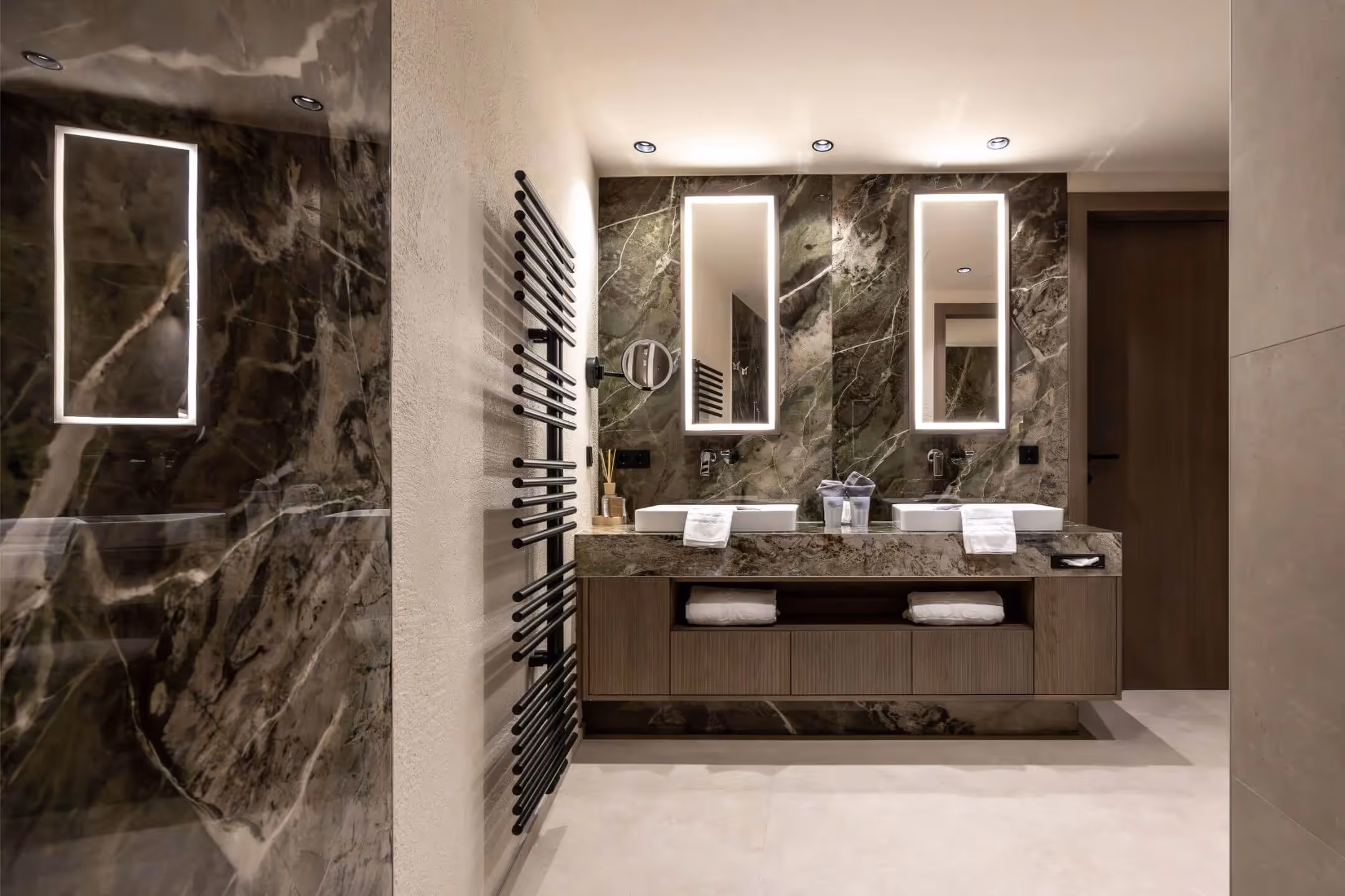 Badezimmer mit großformatigen Wandfliesen und Holz-Akzenten