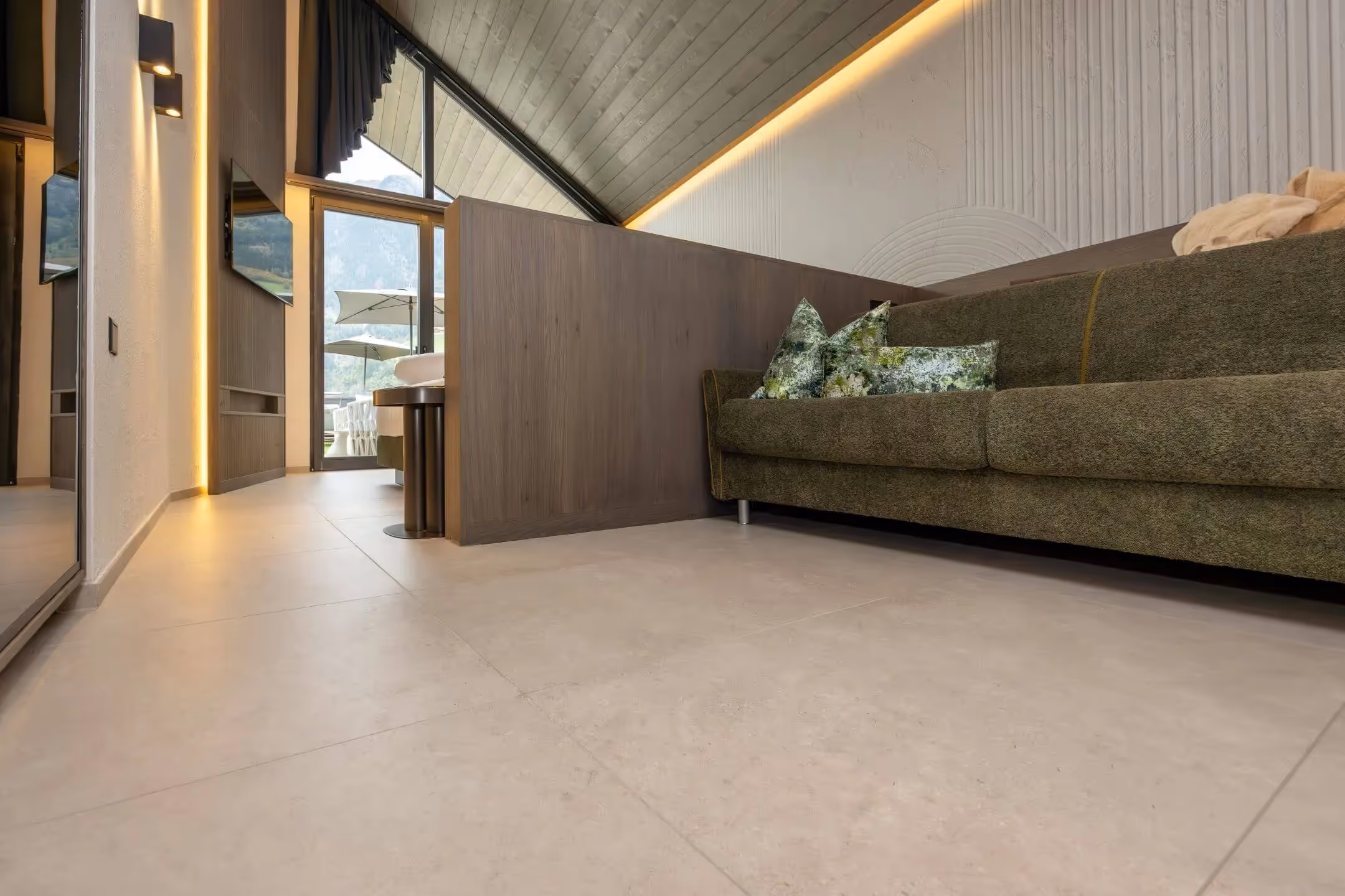 Flur mit hellen Bodenfliesen und indirekter Beleuchtung