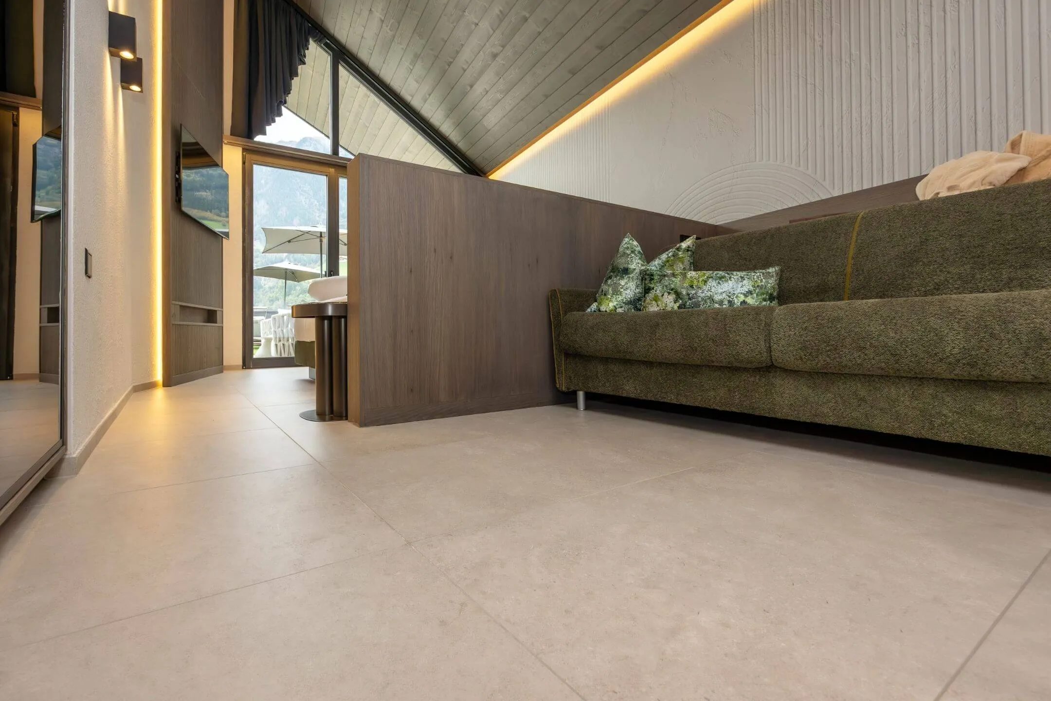 Flur mit hellen Bodenfliesen und indirekter Beleuchtung