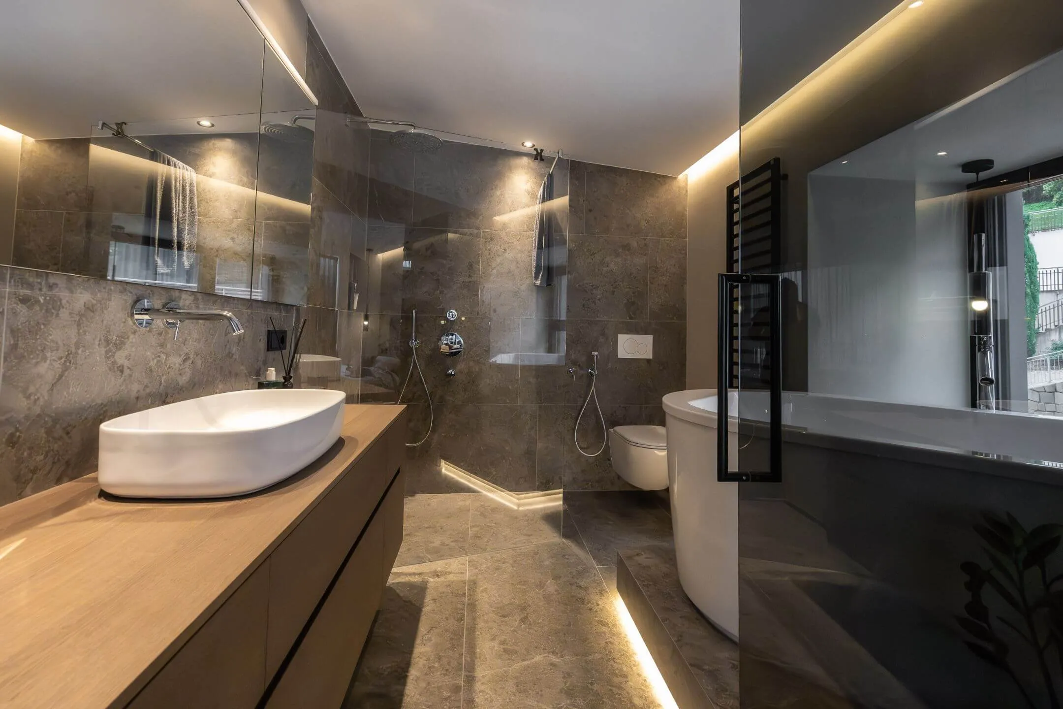 Moderne Dusche mit fugenarmen Fliesen in Natursteinoptik