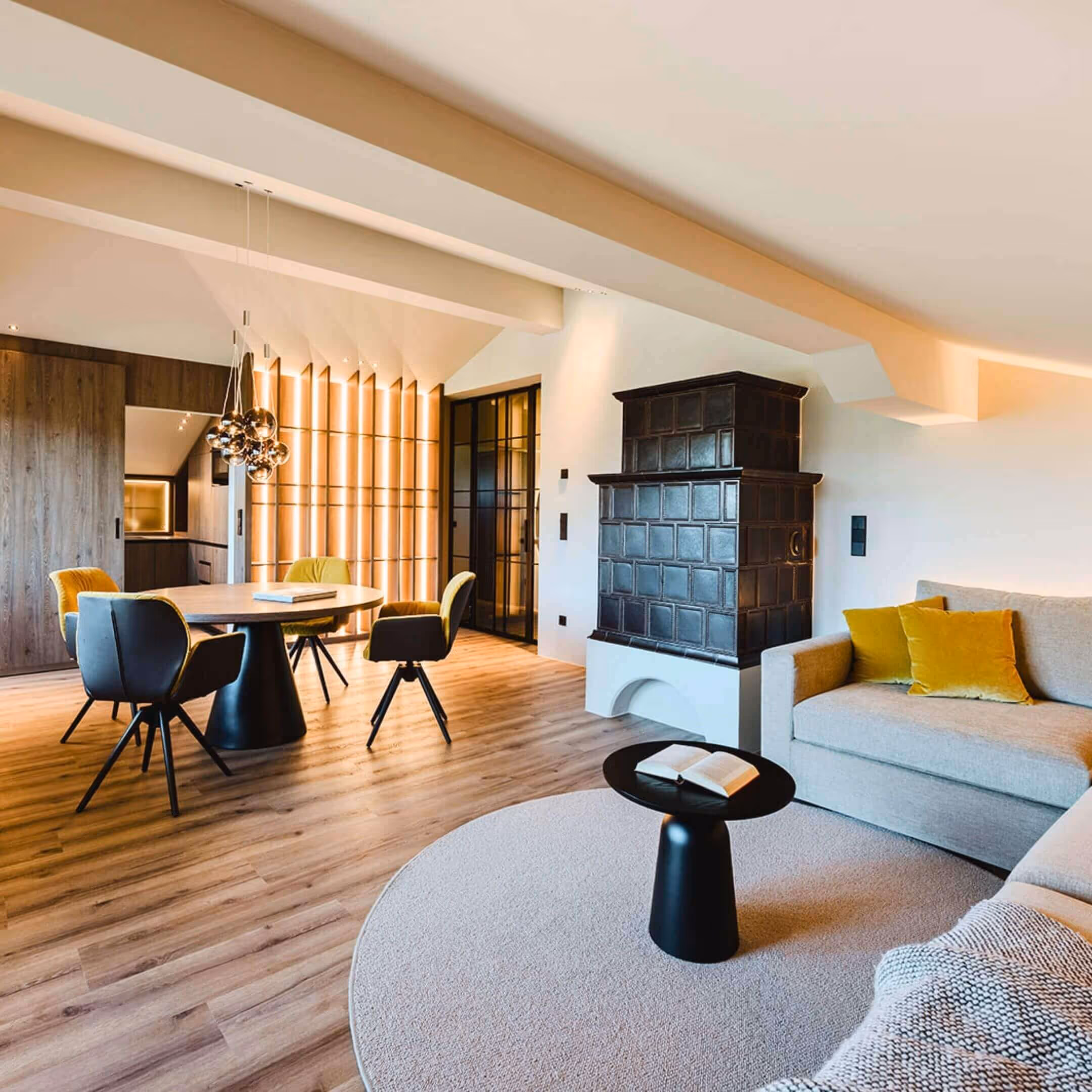 Wohn-Essbereich mit Designboden in natürlicher Holzoptik