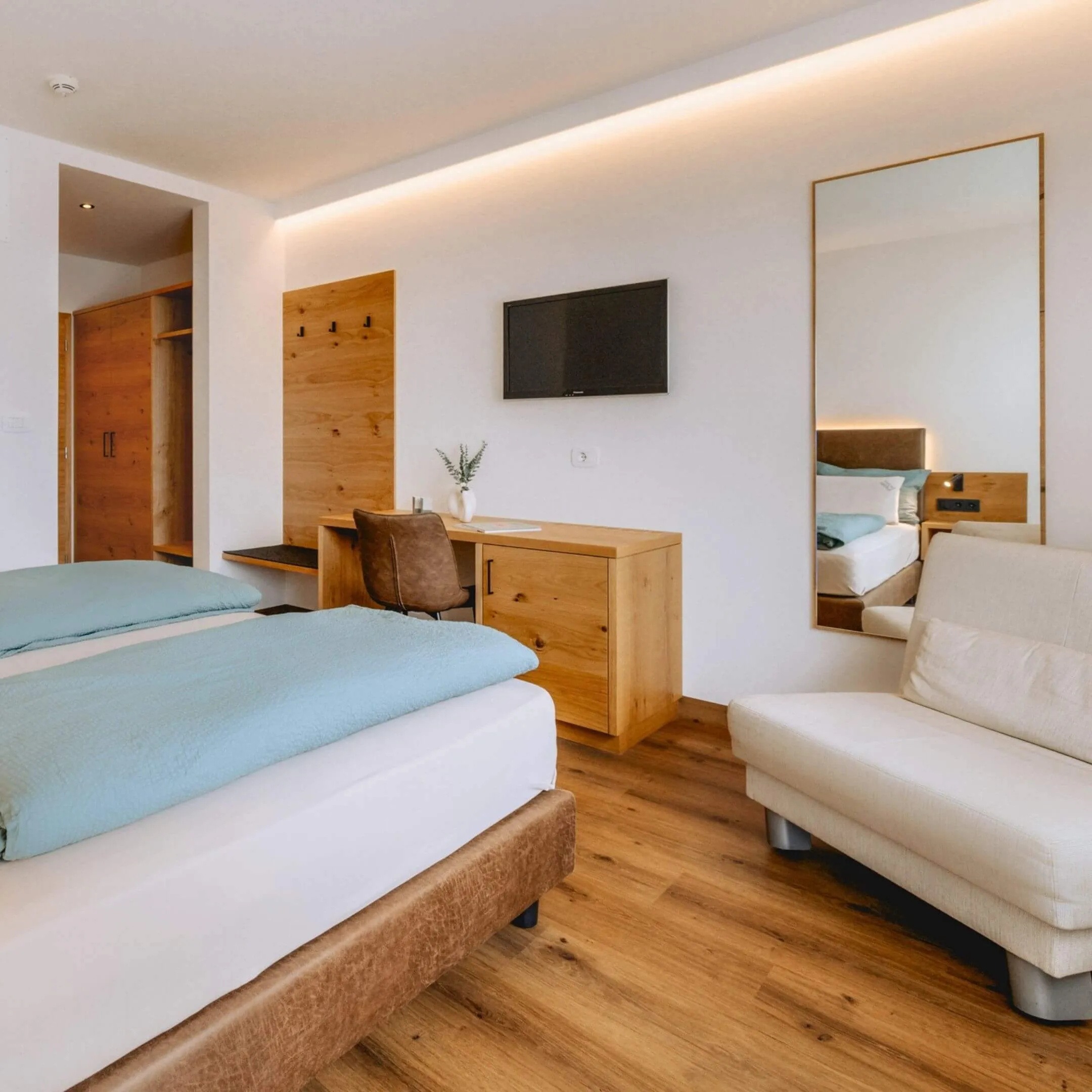 Schlafzimmer mit Designboden und harmonischer Farbgestaltung