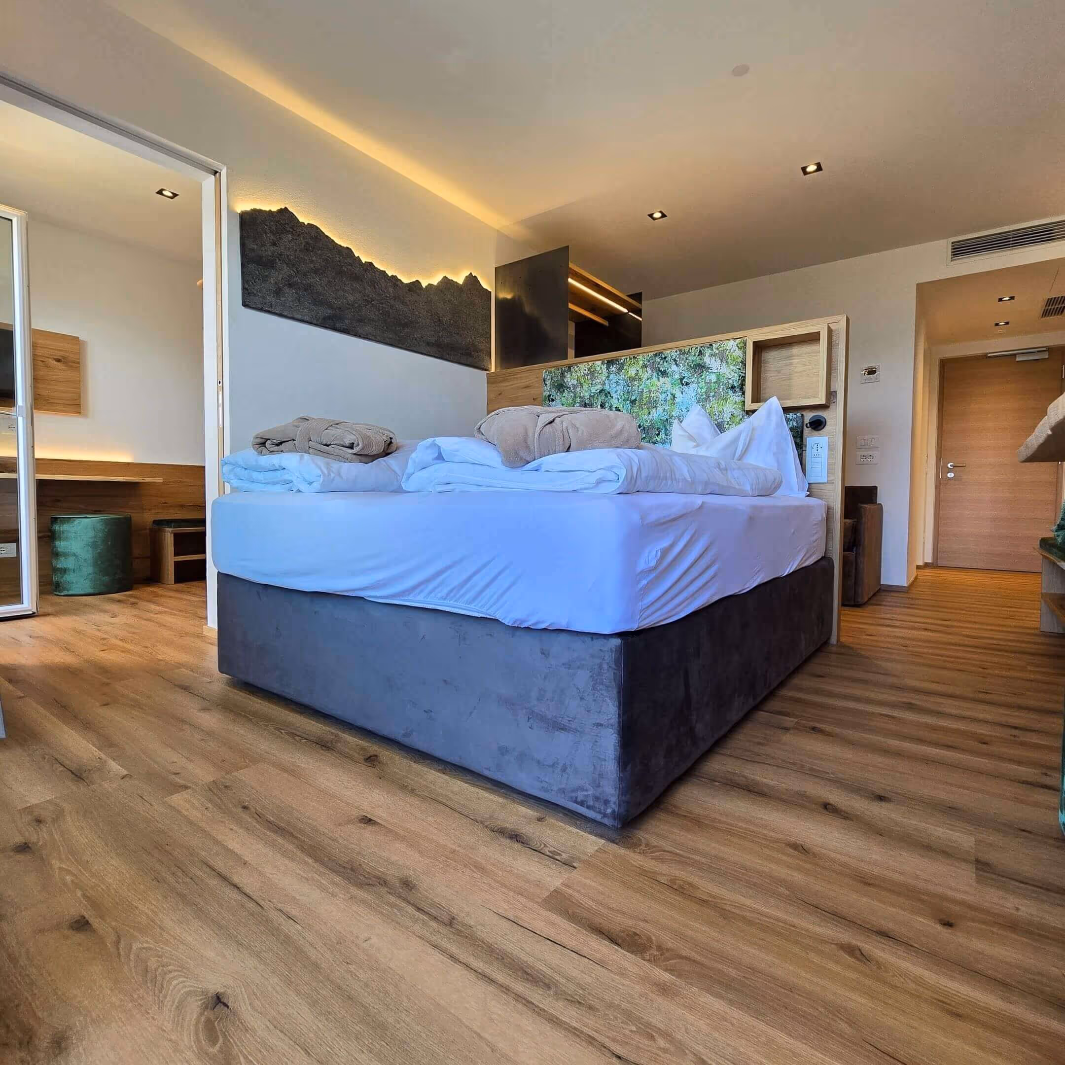 Großzügiger Schlafbereich mit hochwertigem Designboden und indirekter Beleuchtung