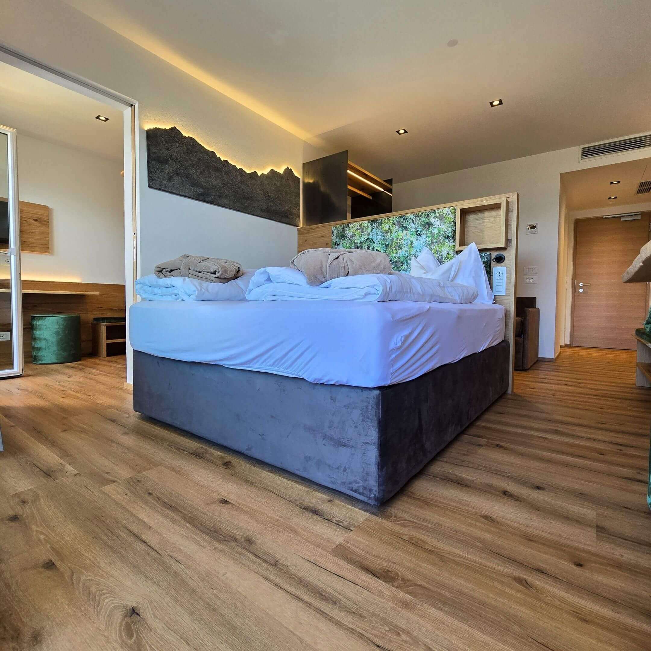 Großzügiger Schlafbereich mit hochwertigem Designboden und indirekter Beleuchtung