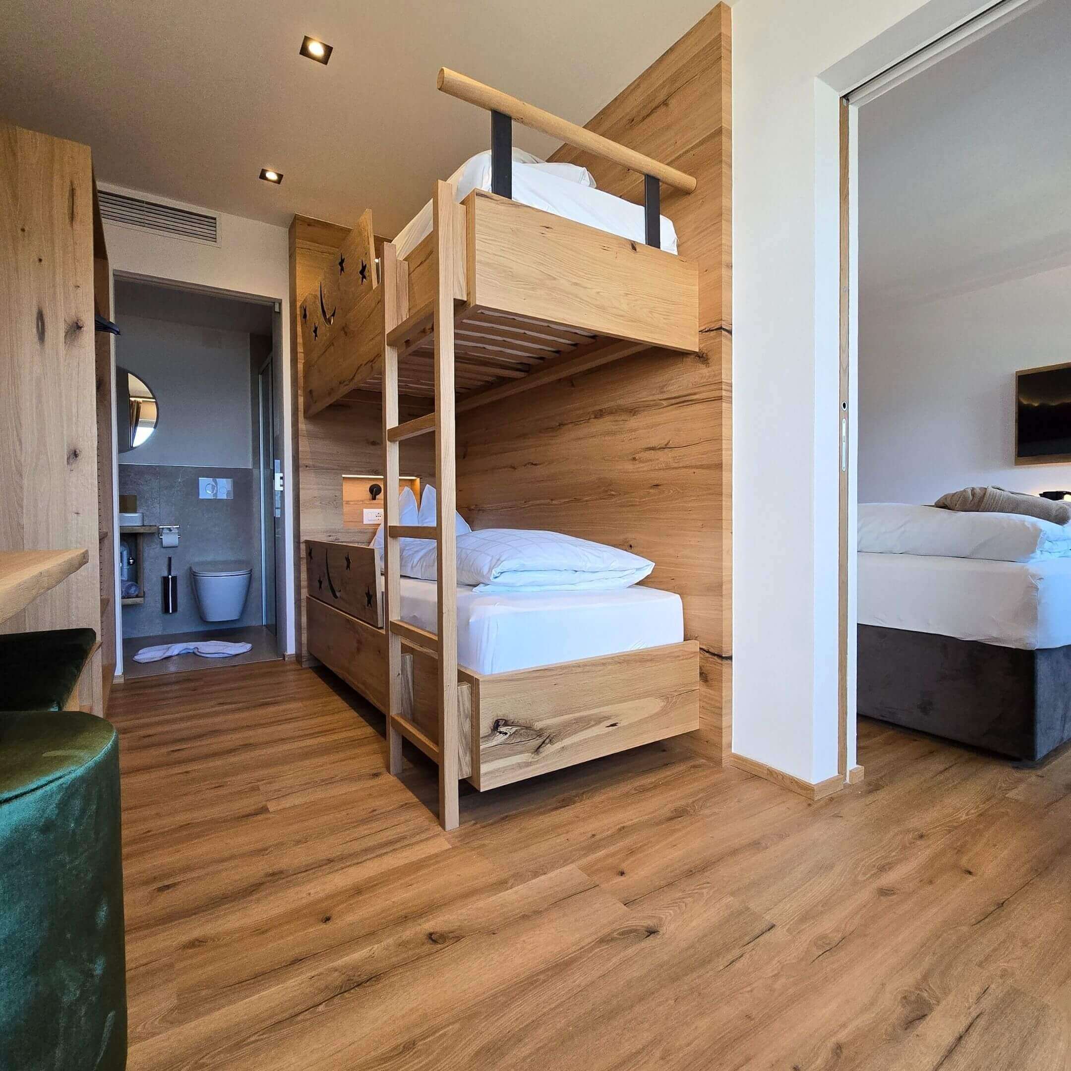 Designboden in moderner Hotelzimmer-Optik mit warmer Holzstruktur