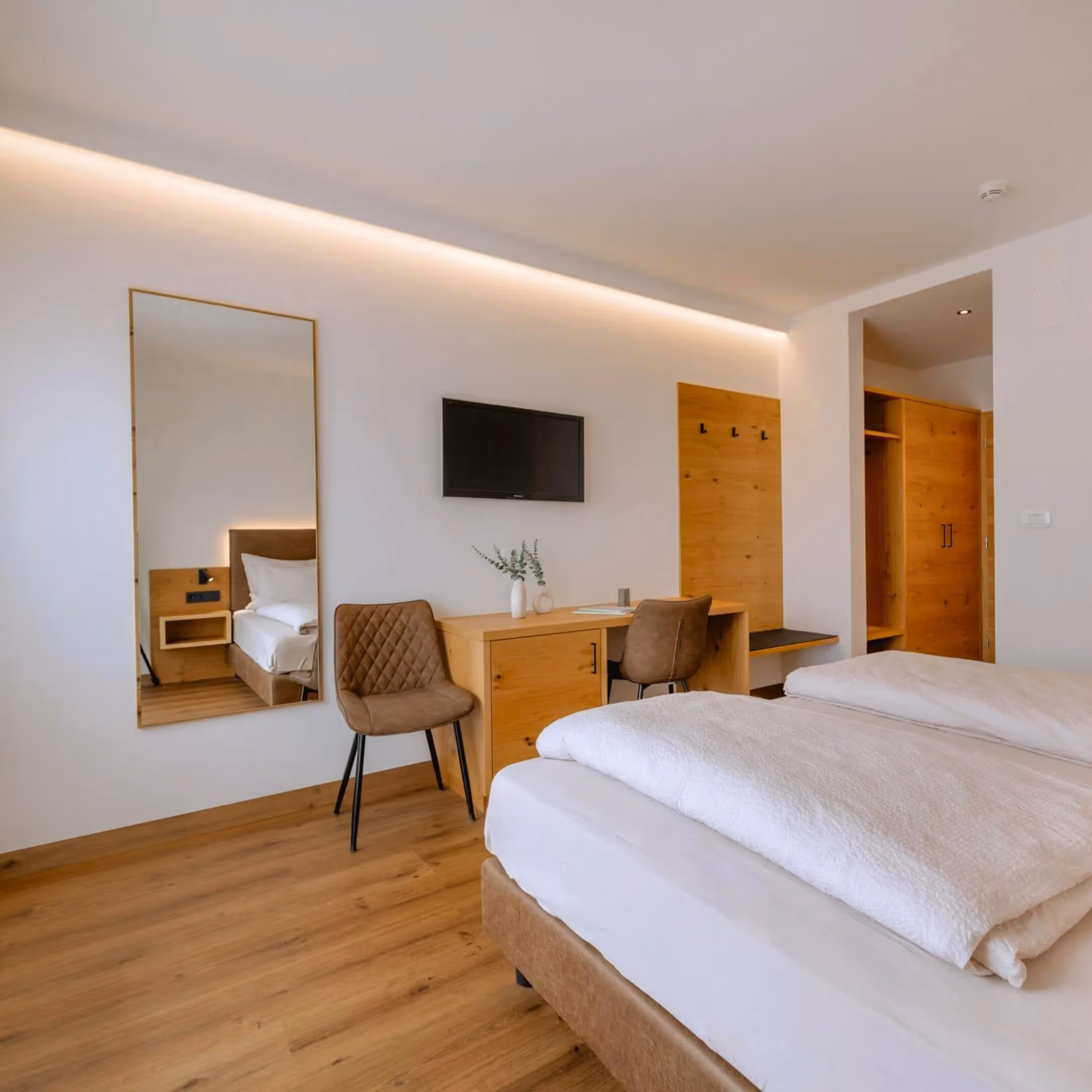 Schlafzimmer mit ruhigem Designboden und klarer Linienführung