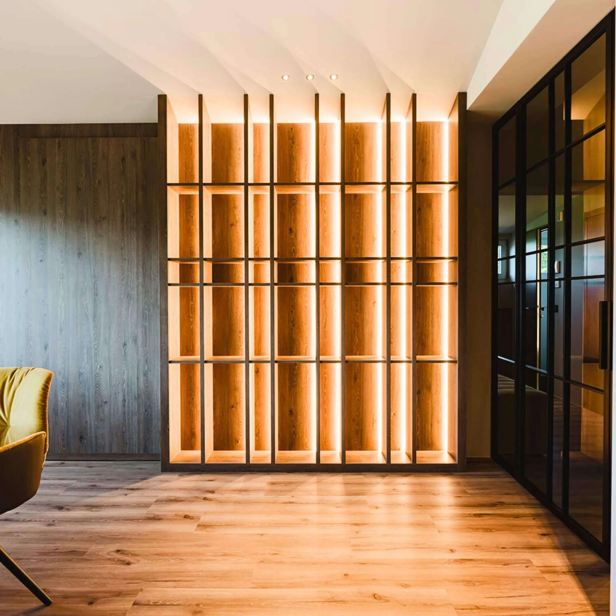 Designboden in modernem Interieur mit vertikalen Lichtelementen