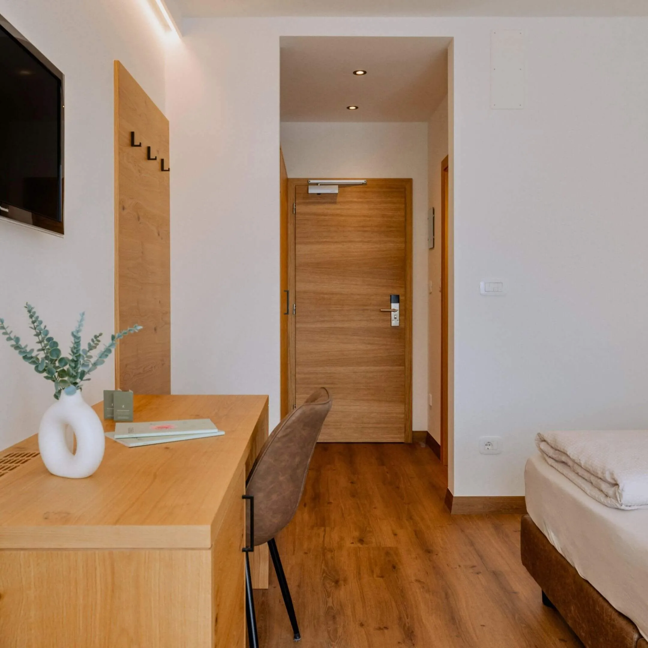 Heller Wohnraum mit Designboden und maßgefertigten Holzmöbeln