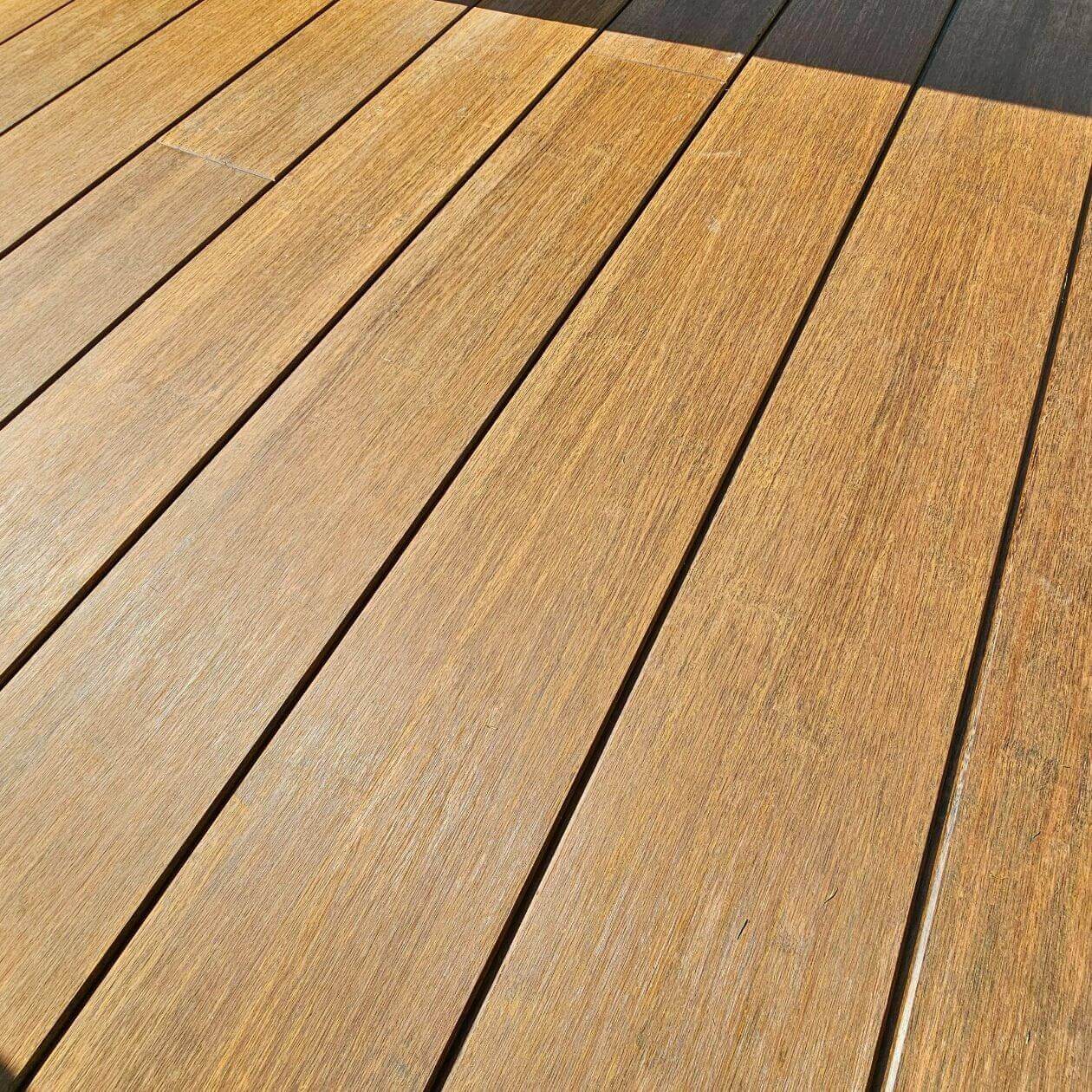 Detailaufnahme von Holz-Outdoorbelag auf Terrasse