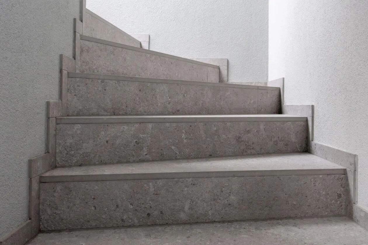 Außentreppe mit fein strukturierten Fliesen für sicheren Halt