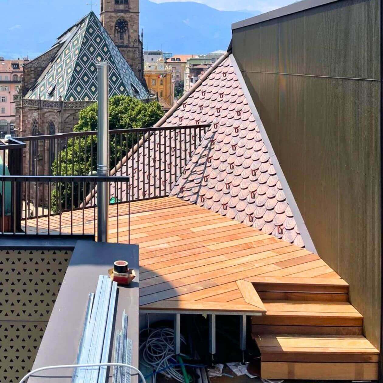 Außentreppe mit Kombination aus Holzstufen und Geländer