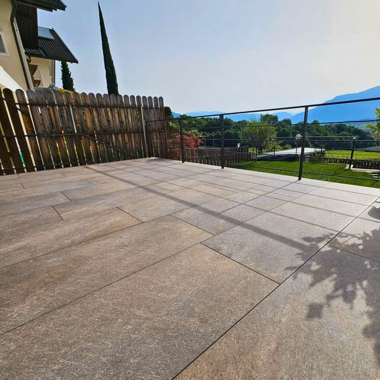 Terrasse mit robusten Outdoor-Fliesen und freiem Blick ins Tal