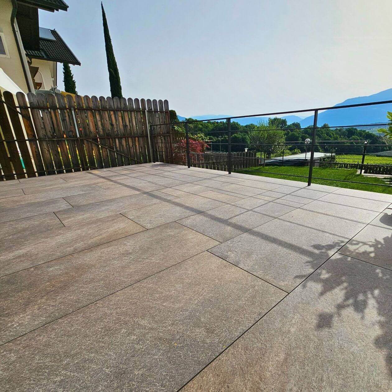 Terrasse mit robusten Outdoor-Fliesen und freiem Blick ins Tal