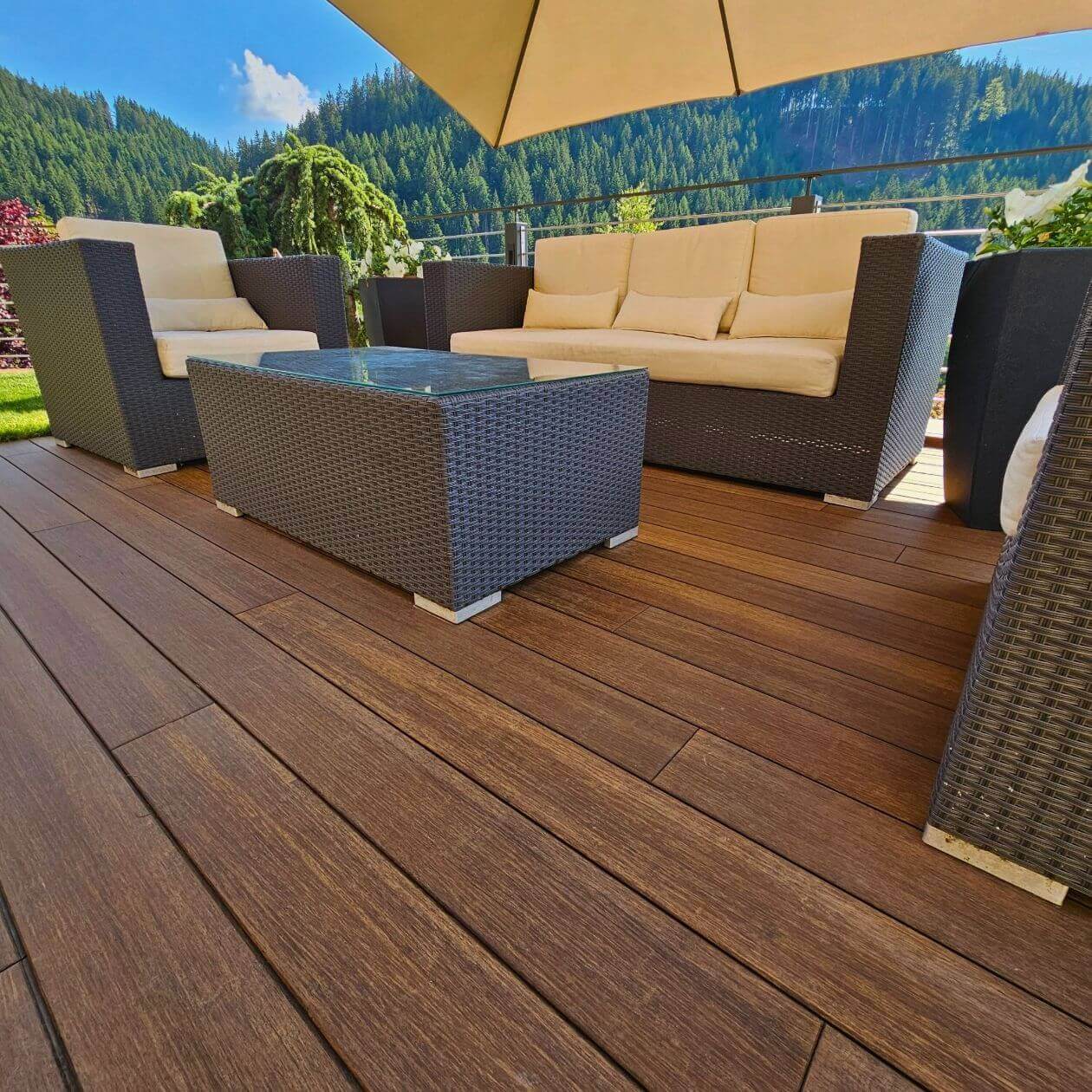 Lounge-Bereich im Garten mit Holz-Outdoorboden