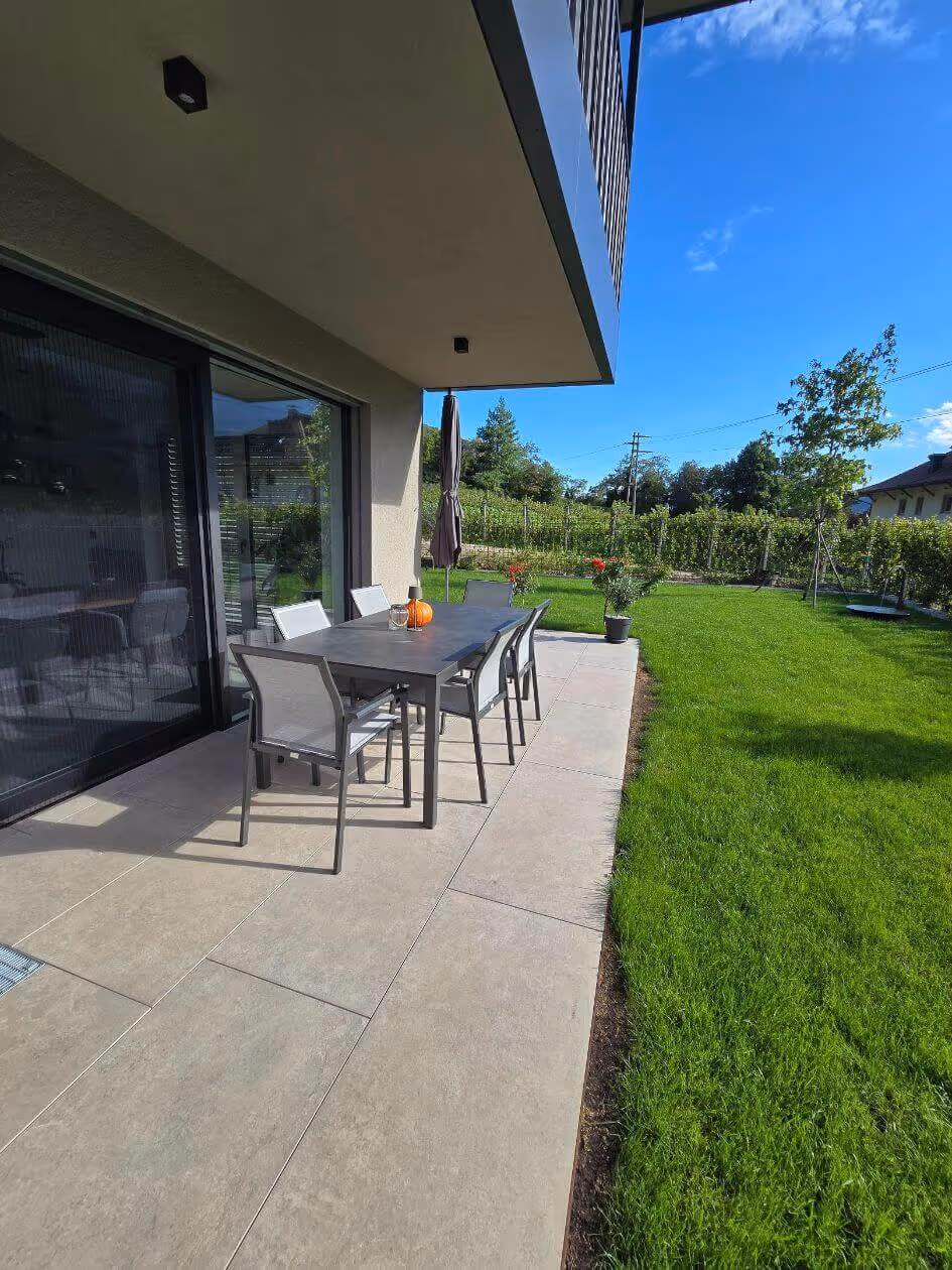 Übergang von Wohnraum zu Garten mit robusten Outdoor-Fliesen