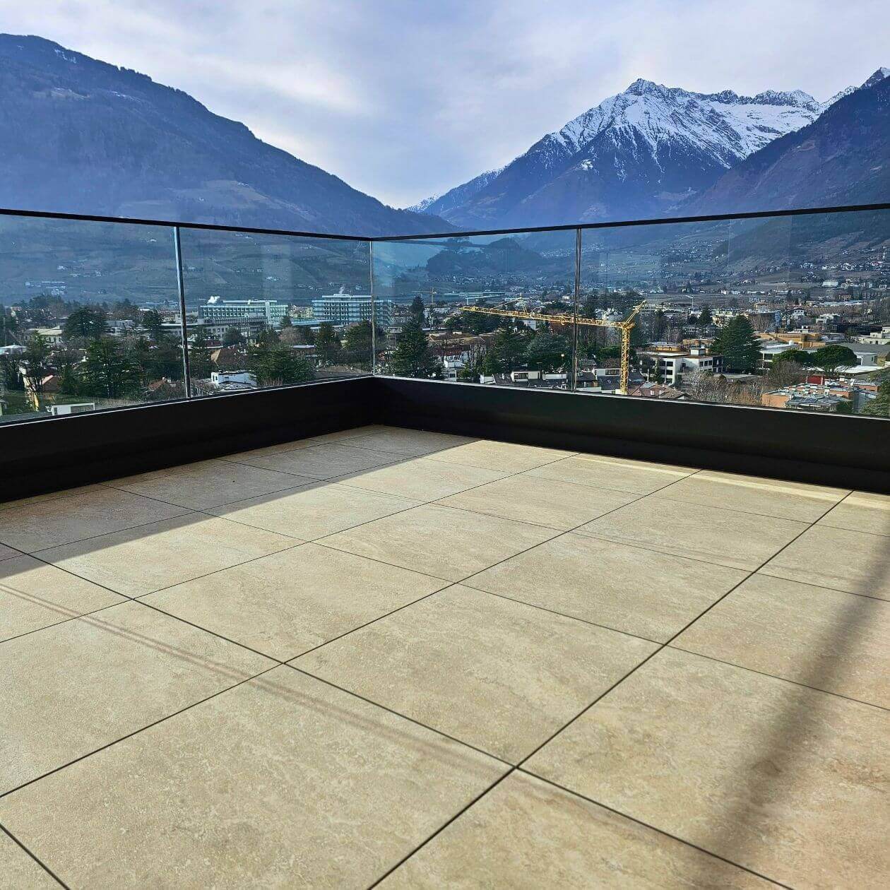 Balkon mit hellen Outdoor-Fliesen und weiter Aussicht