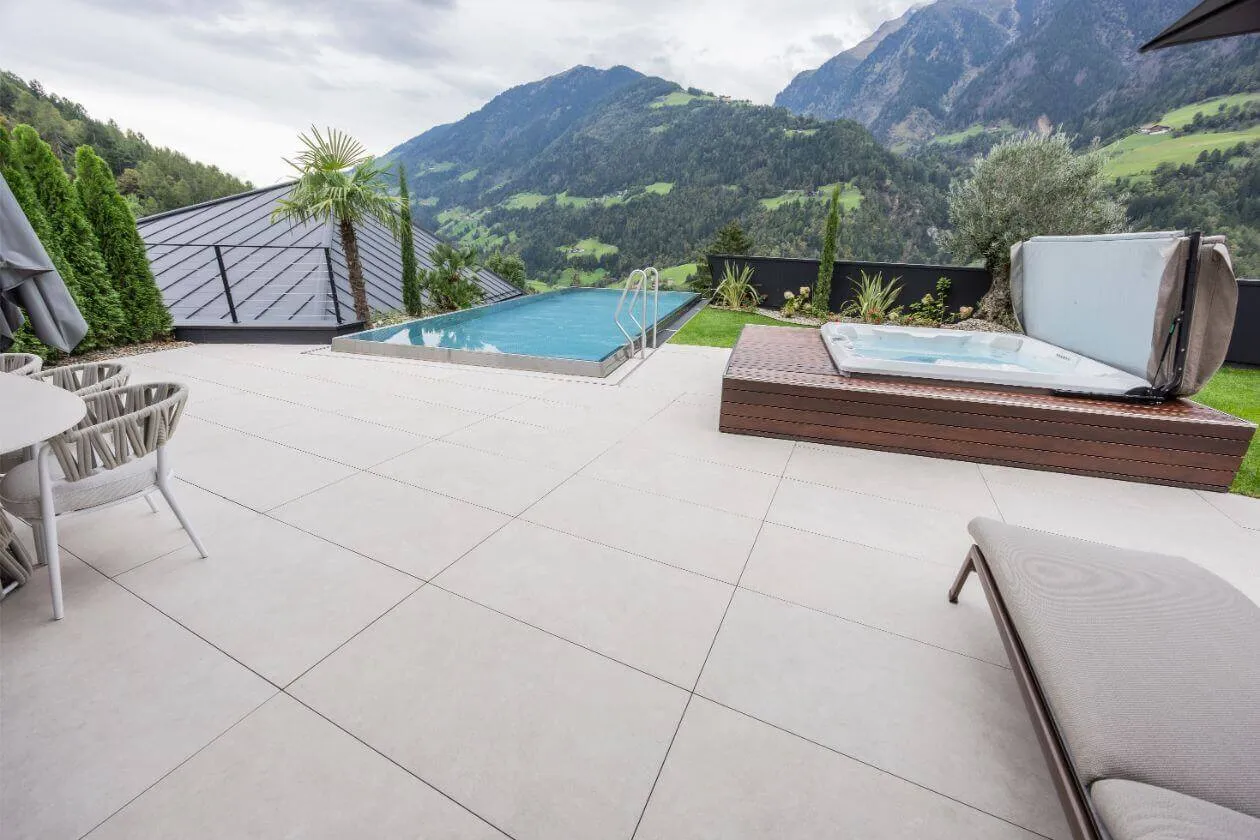Poolterrasse mit rutschfesten Outdoor-Fliesen und Bergblick