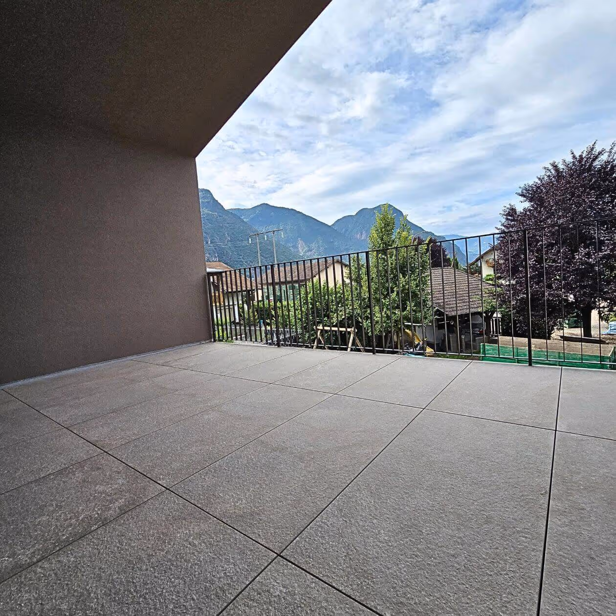 Überdachter Außenbereich mit großformatigen Bodenfliesen