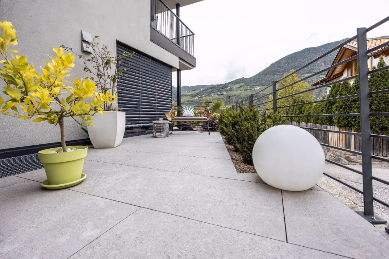 Terrasse mit Pflanzkübeln und pflegeleichten Outdoor-Fliesen