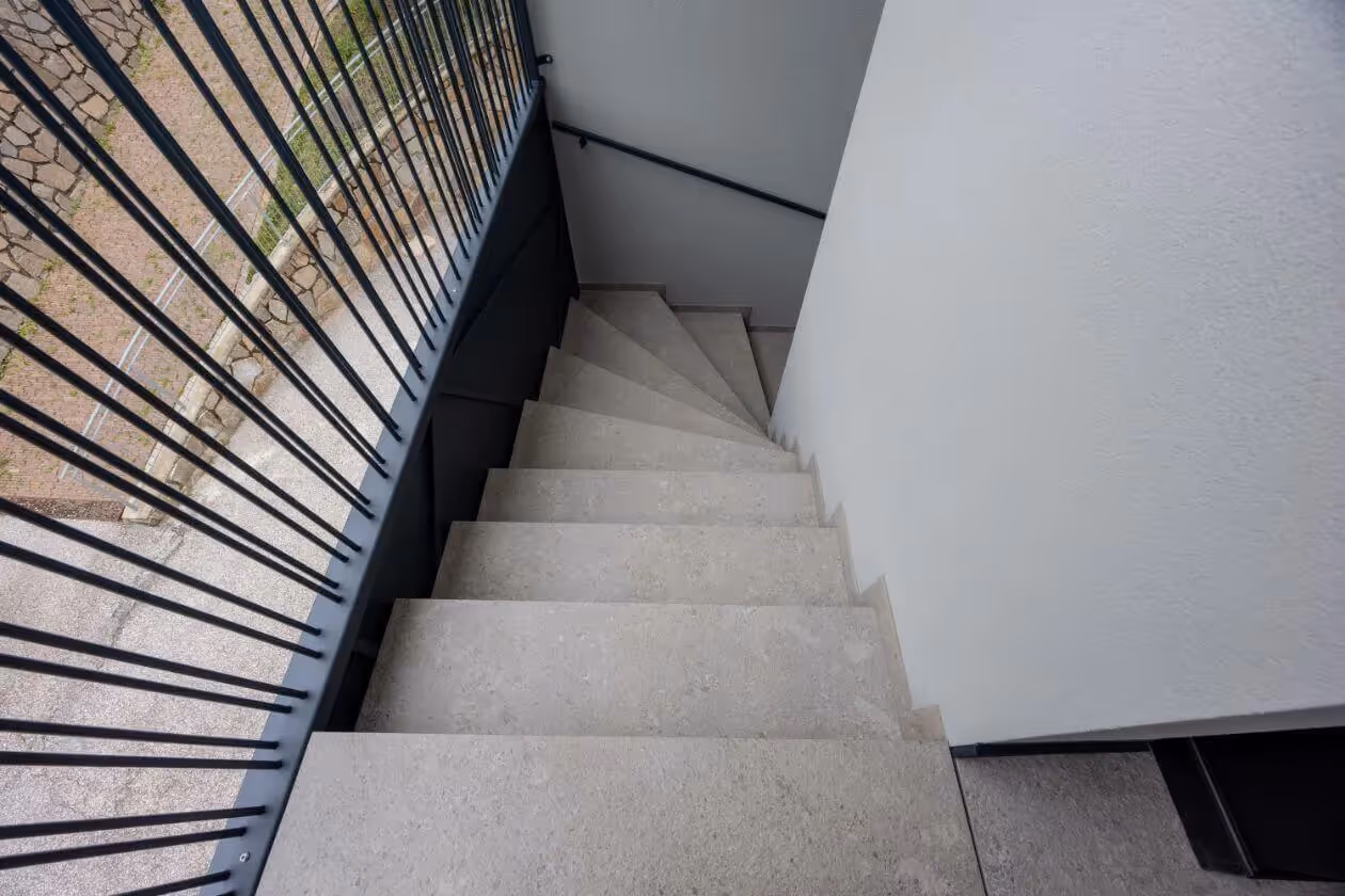 Außentreppe mit robusten Fliesenstufen in schlichter Optik