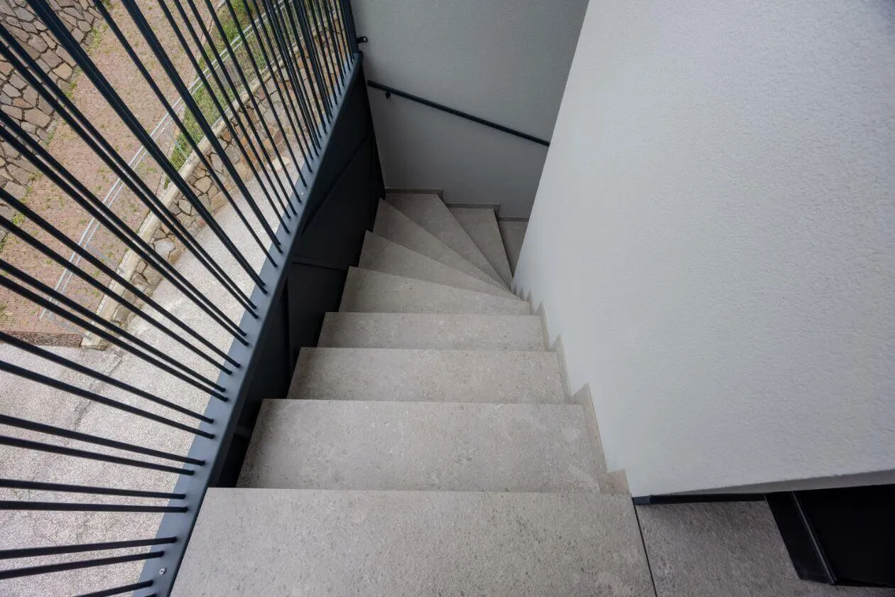 Außentreppe mit robusten Fliesenstufen in schlichter Optik