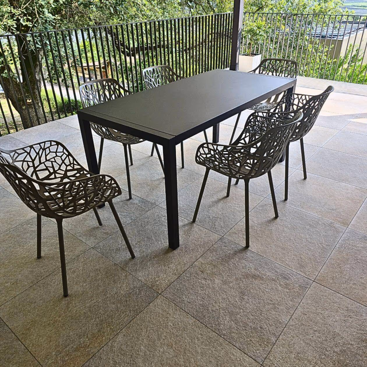 Essbereich im Freien mit wetterfestem Bodenbelag