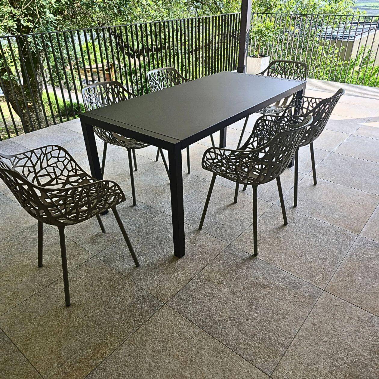 Essbereich im Freien mit wetterfestem Bodenbelag