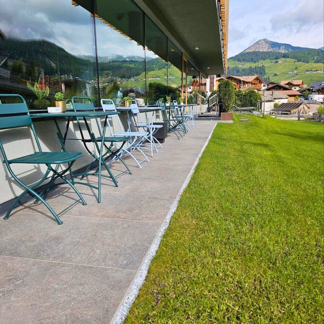 Café-Terrasse mit Outdoor-Fliesen und Grünfläche