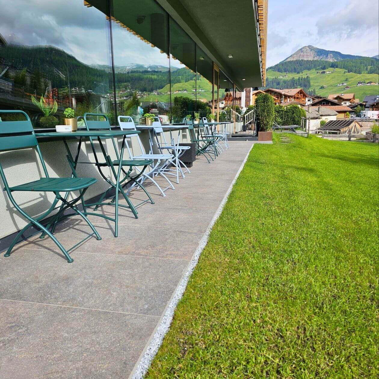 Café-Terrasse mit Outdoor-Fliesen und Grünfläche
