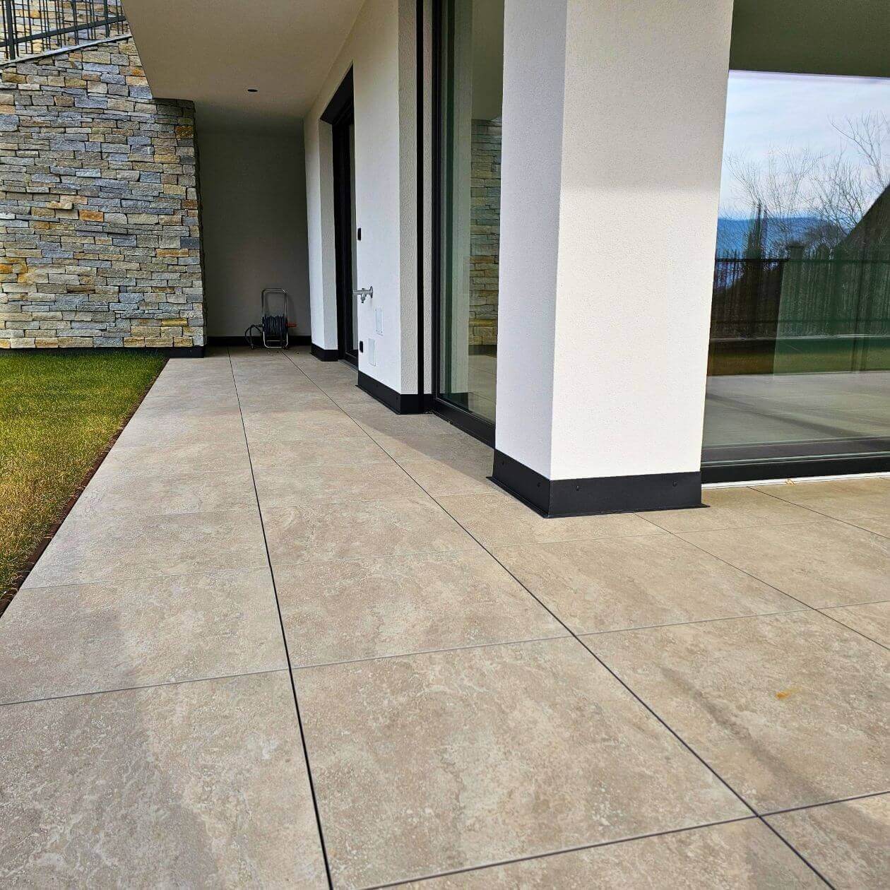 Eingangsbereich im Außenbereich mit langlebigem Fliesenbelag