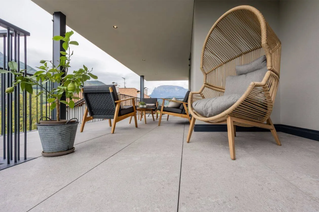 Balkon mit Outdoor-Fliesen und gemütlicher Sitzecke