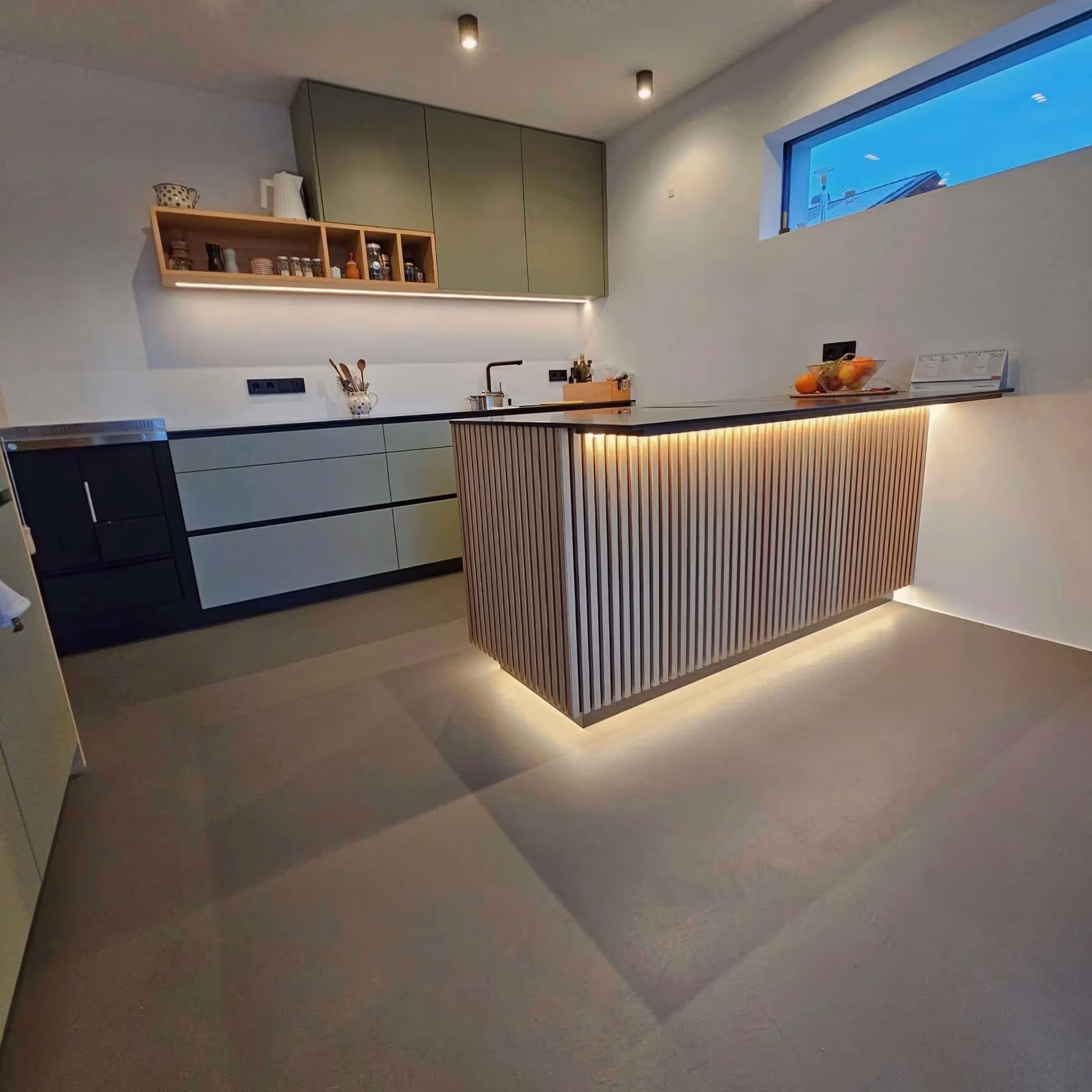 Küche mit fugenlosem Bodenbelag und minimalistischer Linienführung