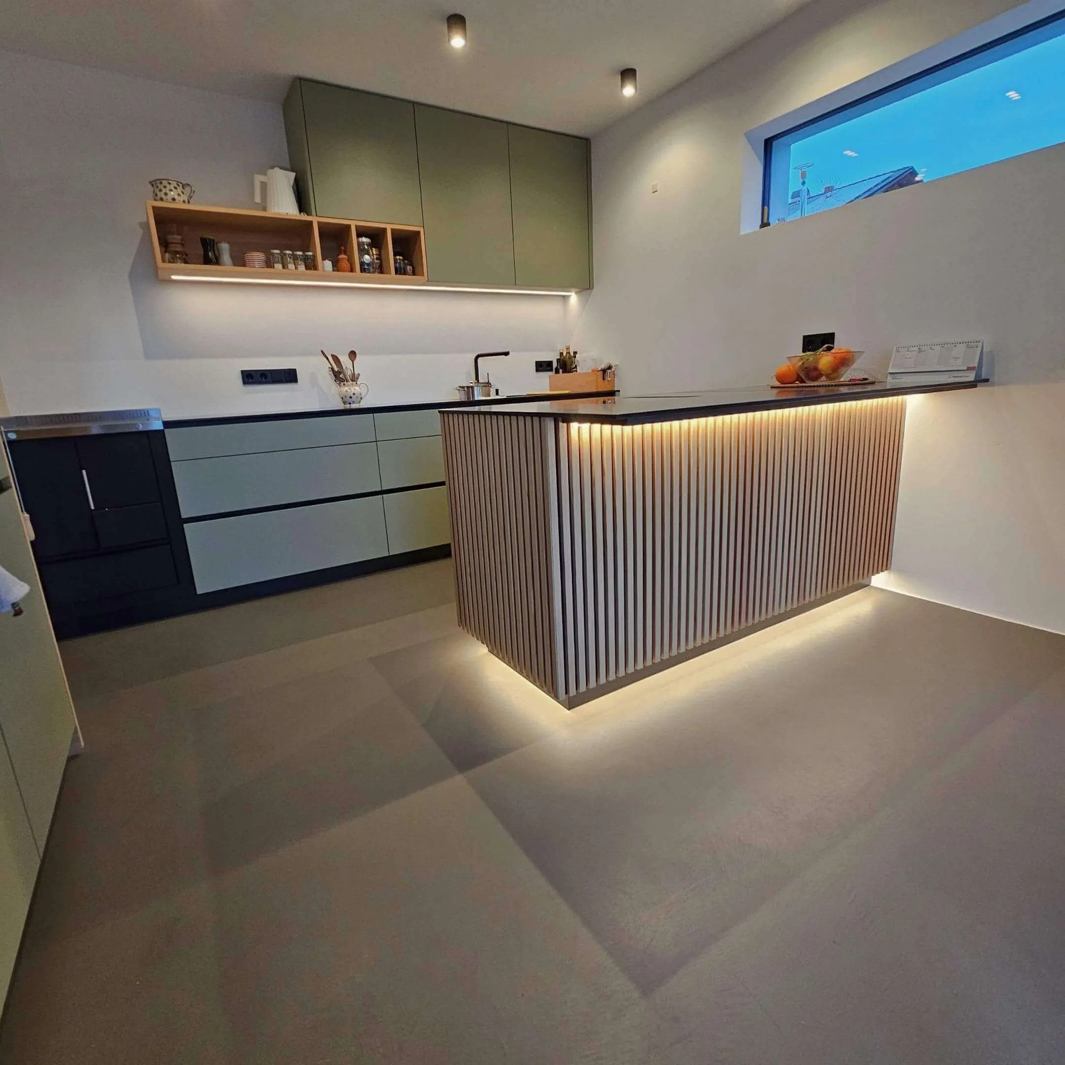 Küche mit fugenlosem Bodenbelag und minimalistischer Linienführung