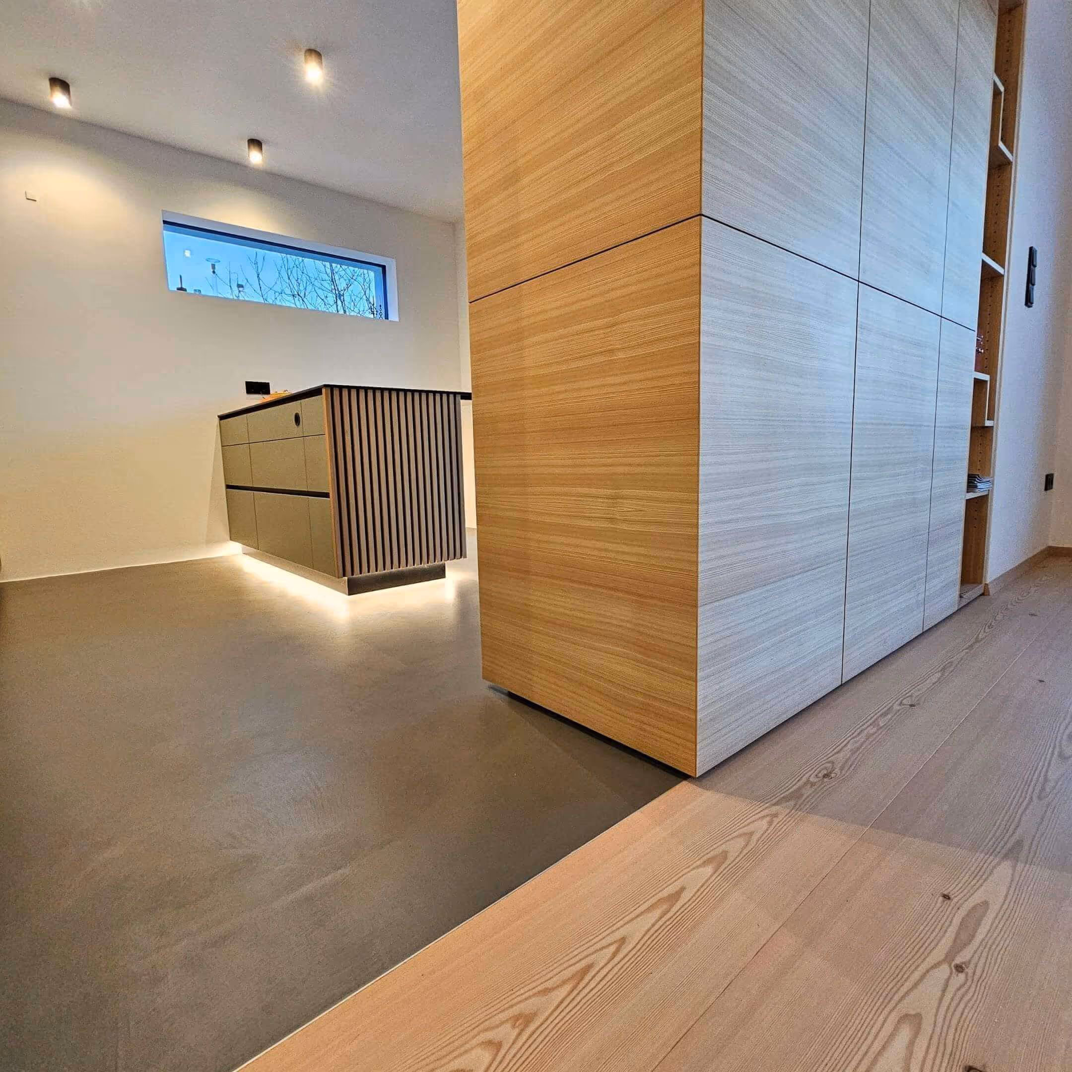 Flur mit durchgehender fugenloser Oberfläche und klarer Raumwirkung