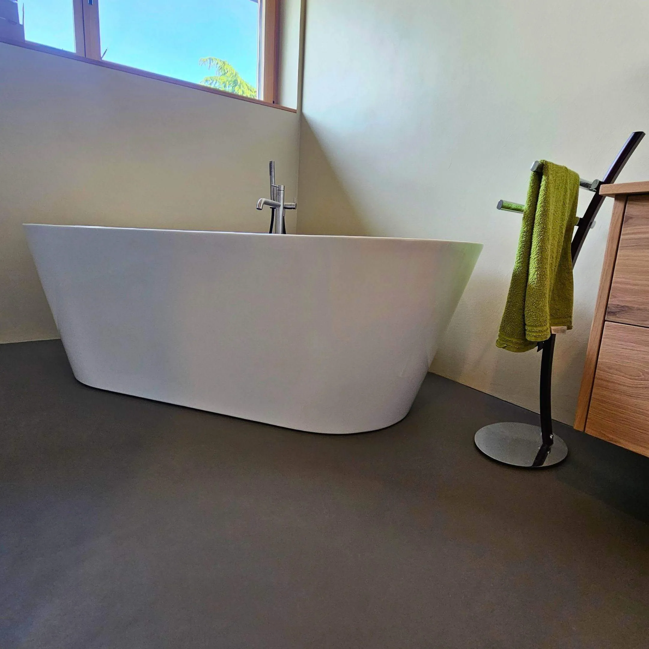 Freistehende Badewanne auf fugenlos beschichtetem Boden