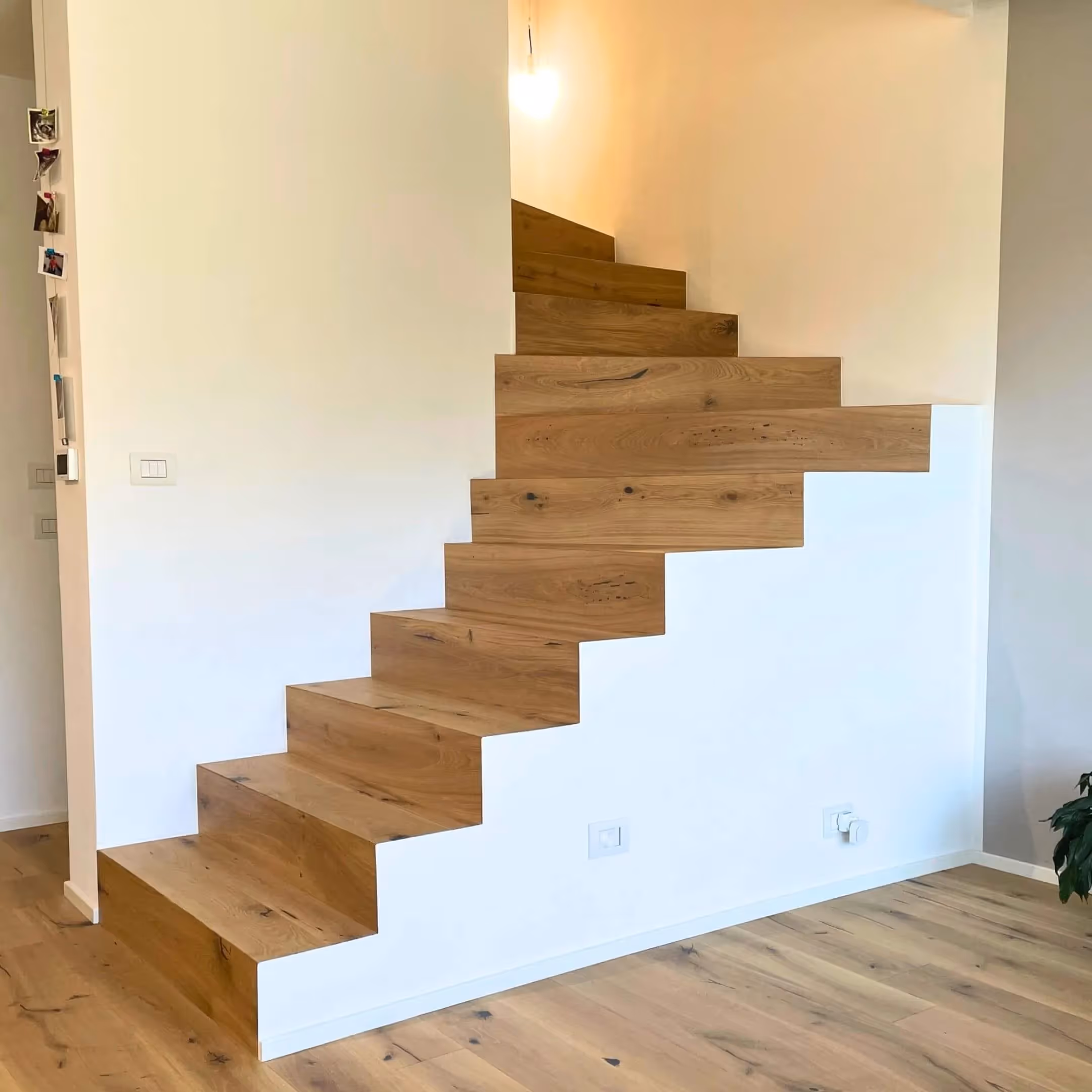 Schwebende Holztreppe mit offenen Stufen und natürlicher Maserung