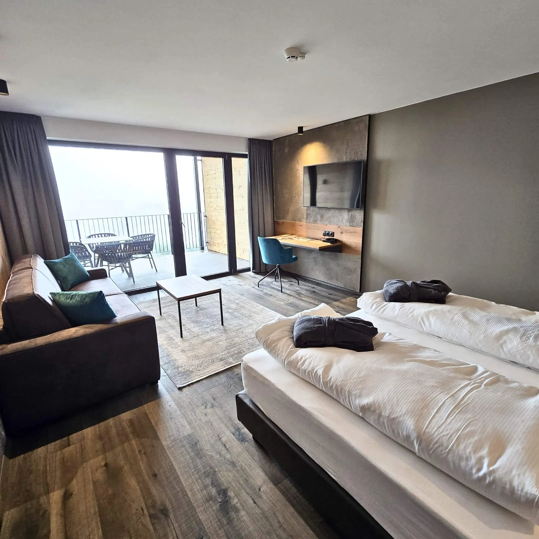 Schlafzimmer mit dunklerem Holzboden und modernem Interior