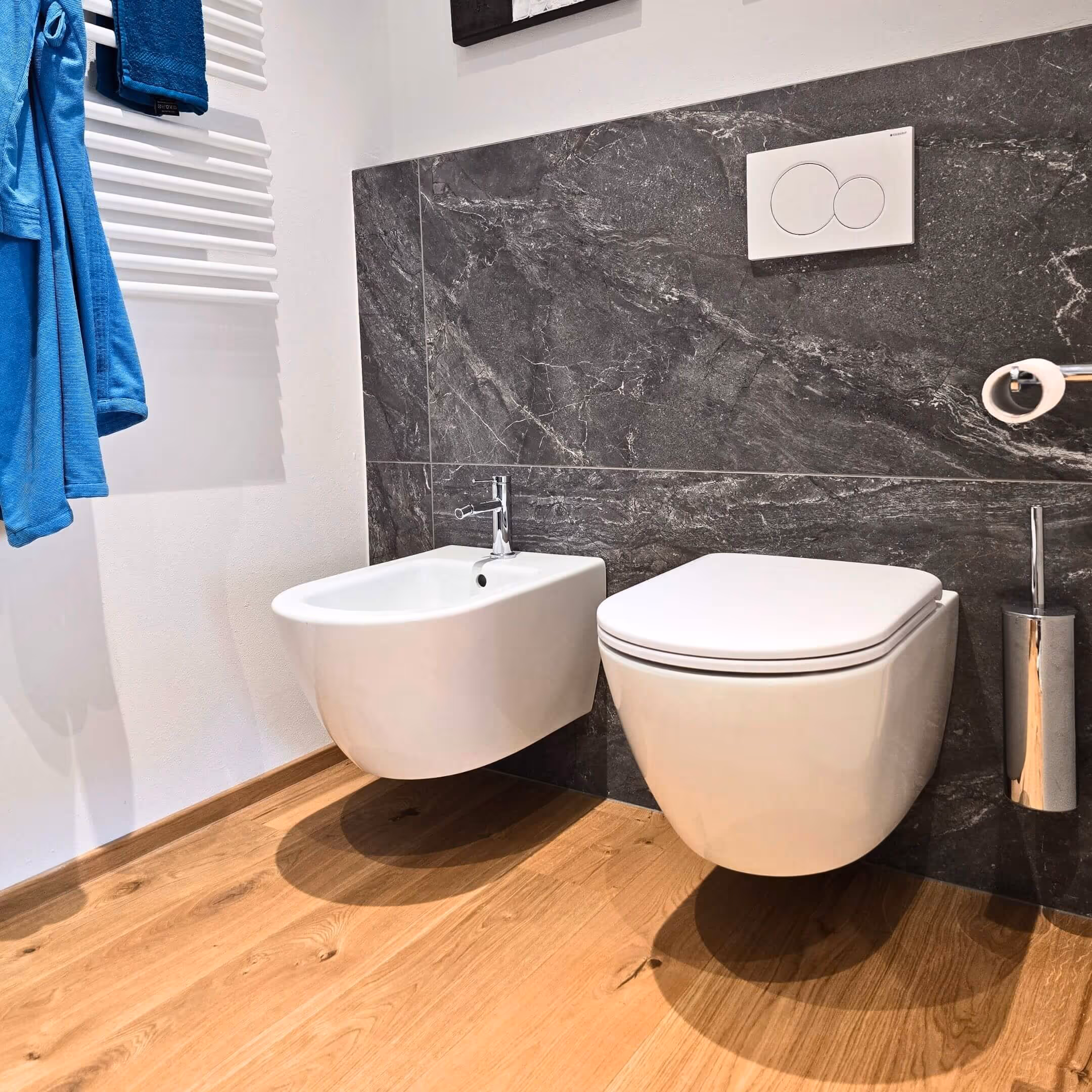 Badezimmer mit Holzfußboden im angrenzenden Wohnbereich