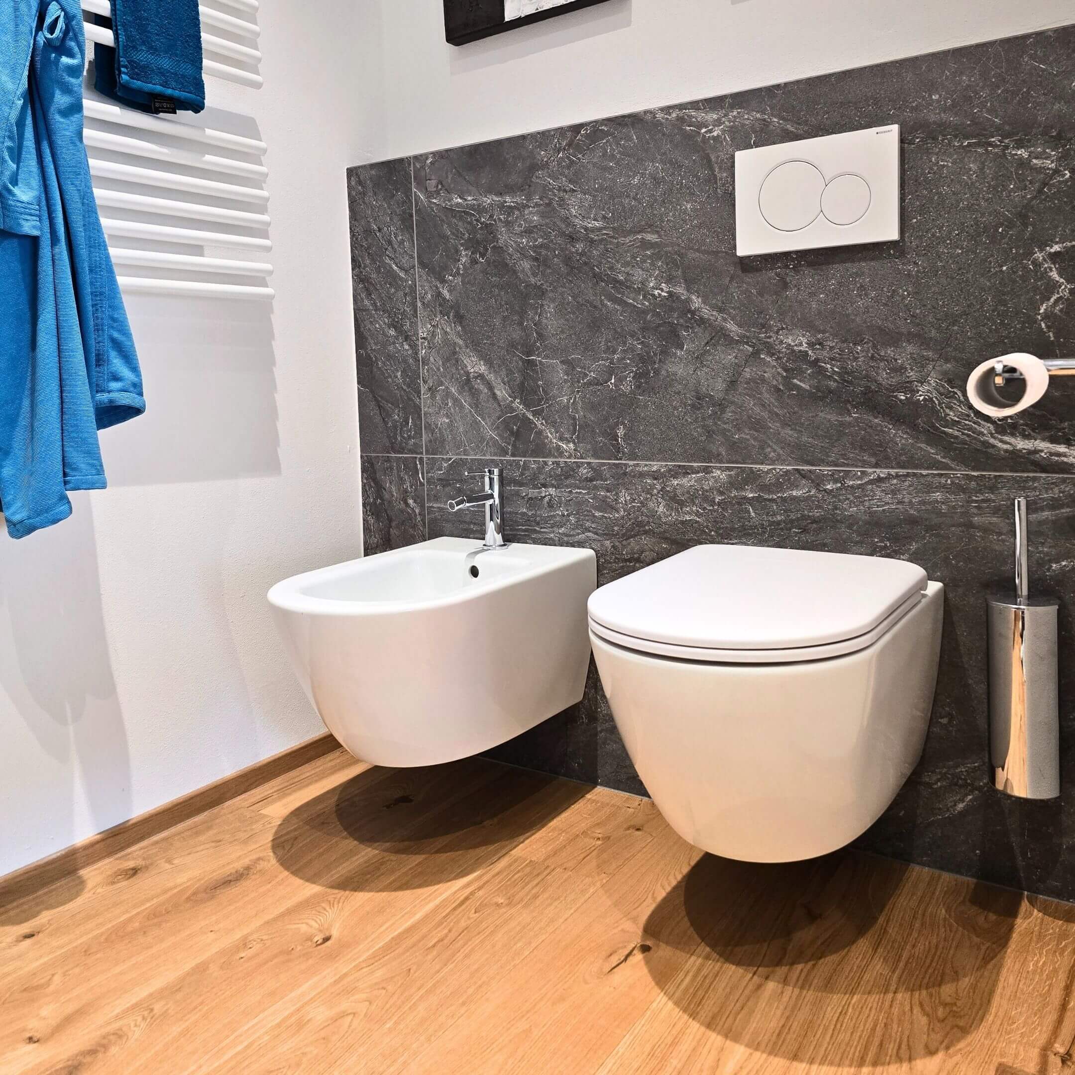 Badezimmer mit Holzfußboden im angrenzenden Wohnbereich