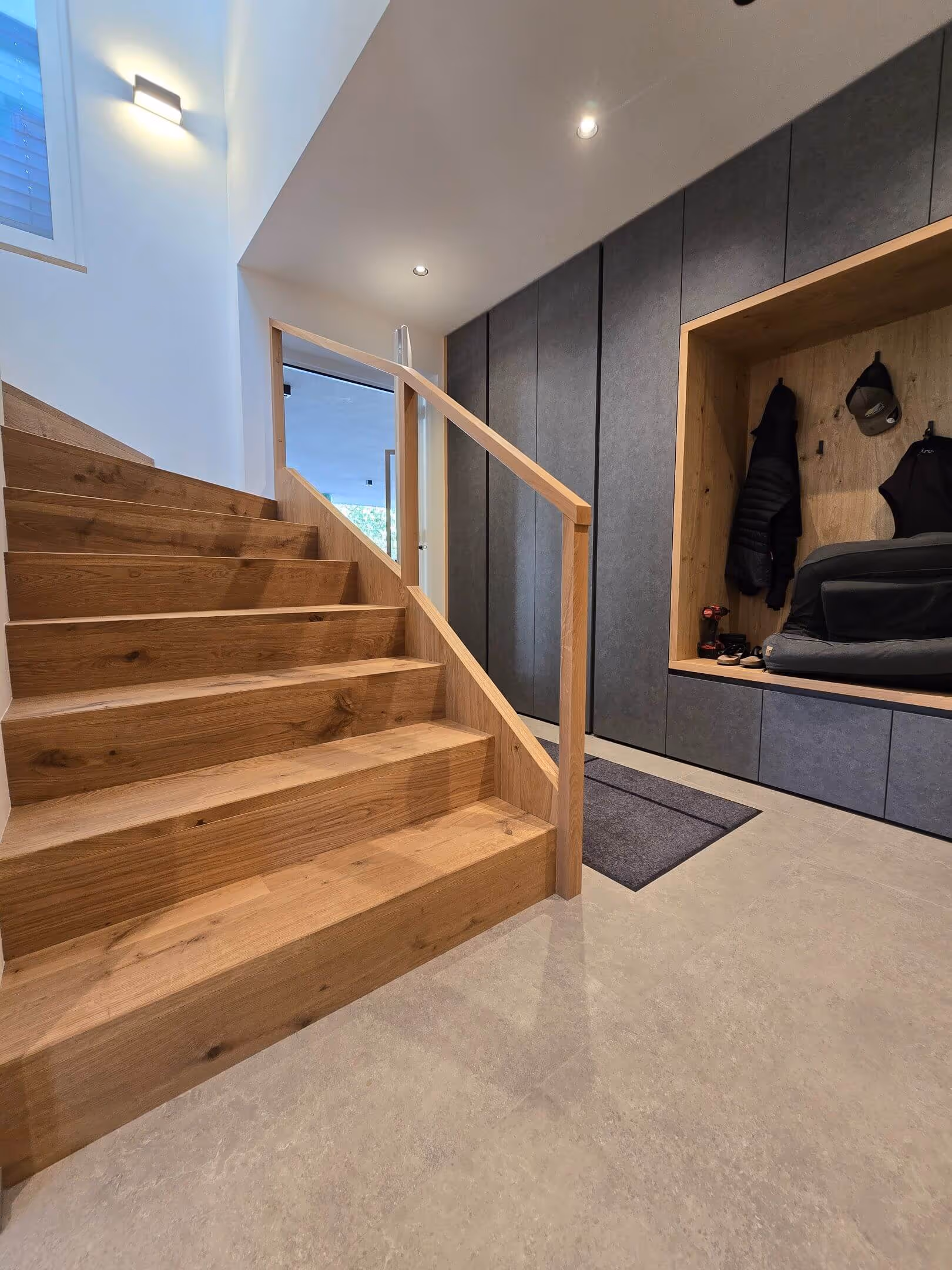 Treppenbereich mit Holzstufen und indirekter Beleuchtung