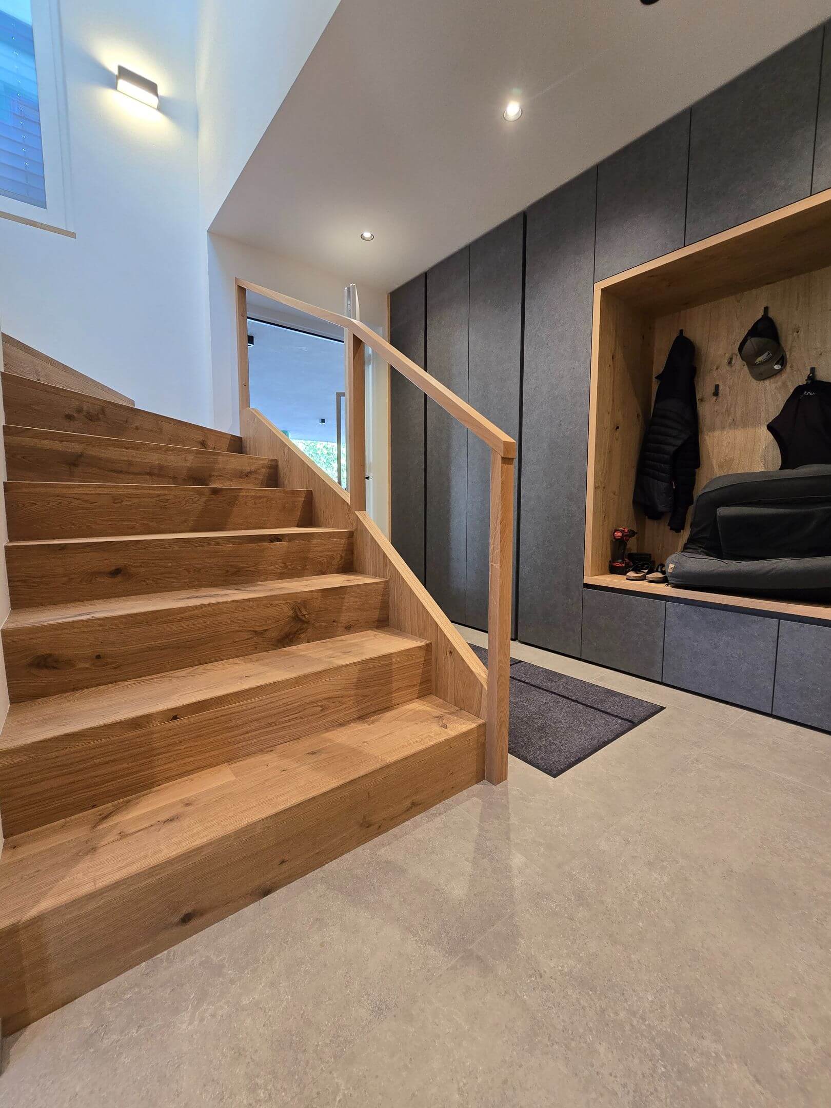 Treppenbereich mit Holzstufen und indirekter Beleuchtung