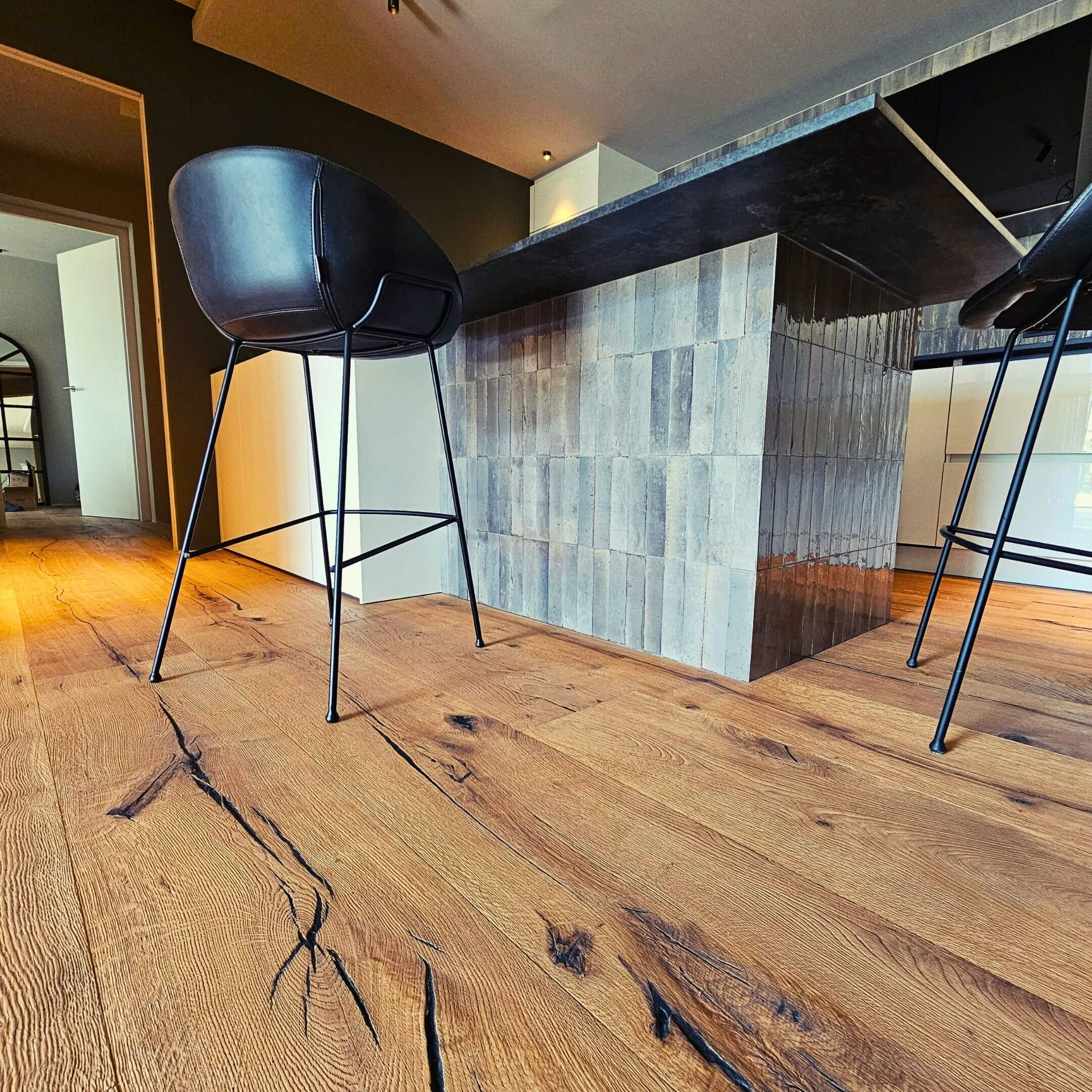 Detailaufnahme von Holzboden mit sichtbarer Aststruktur