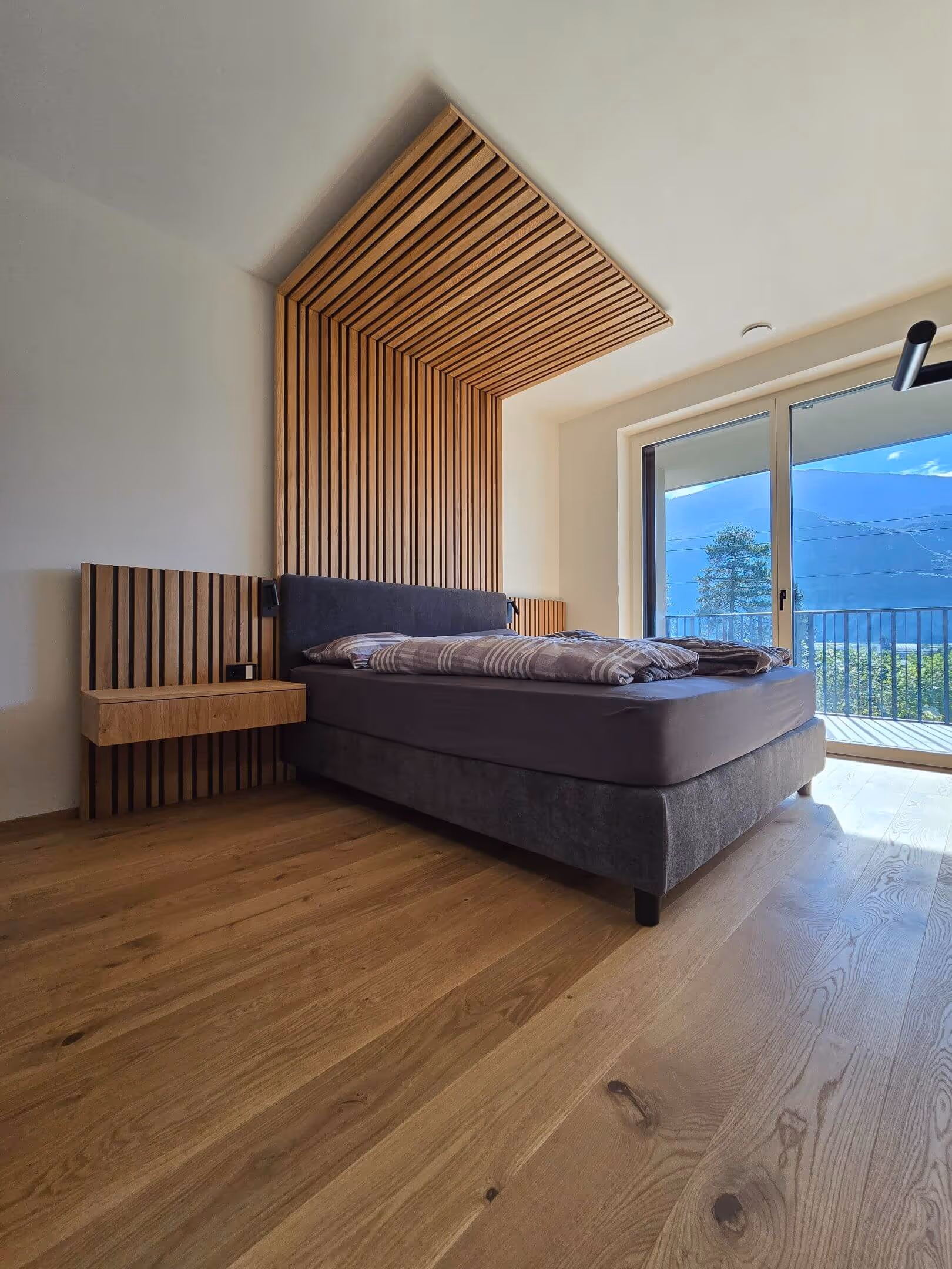 Wohnraum mit Holzboden und vertikaler Holzverkleidung