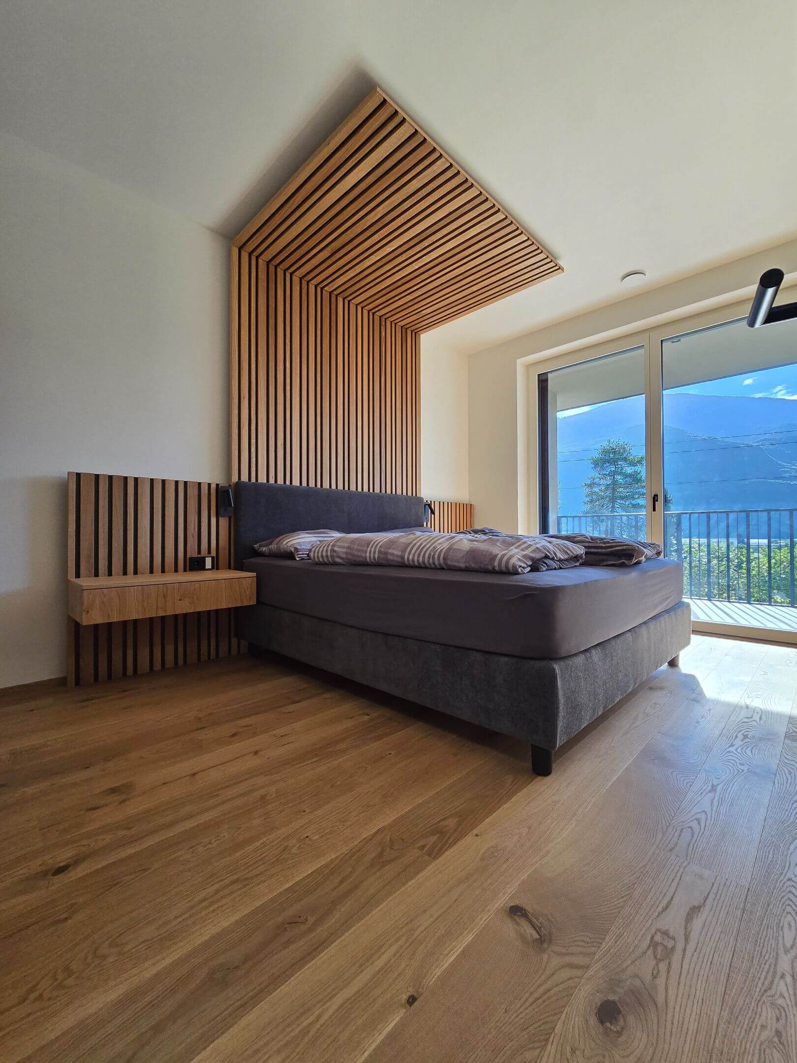 Wohnraum mit Holzboden und vertikaler Holzverkleidung